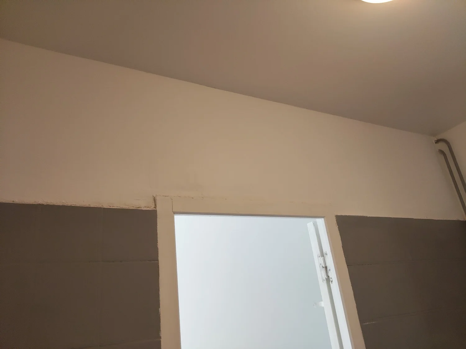 Salle d'eau repeinte en blanc après rénovation