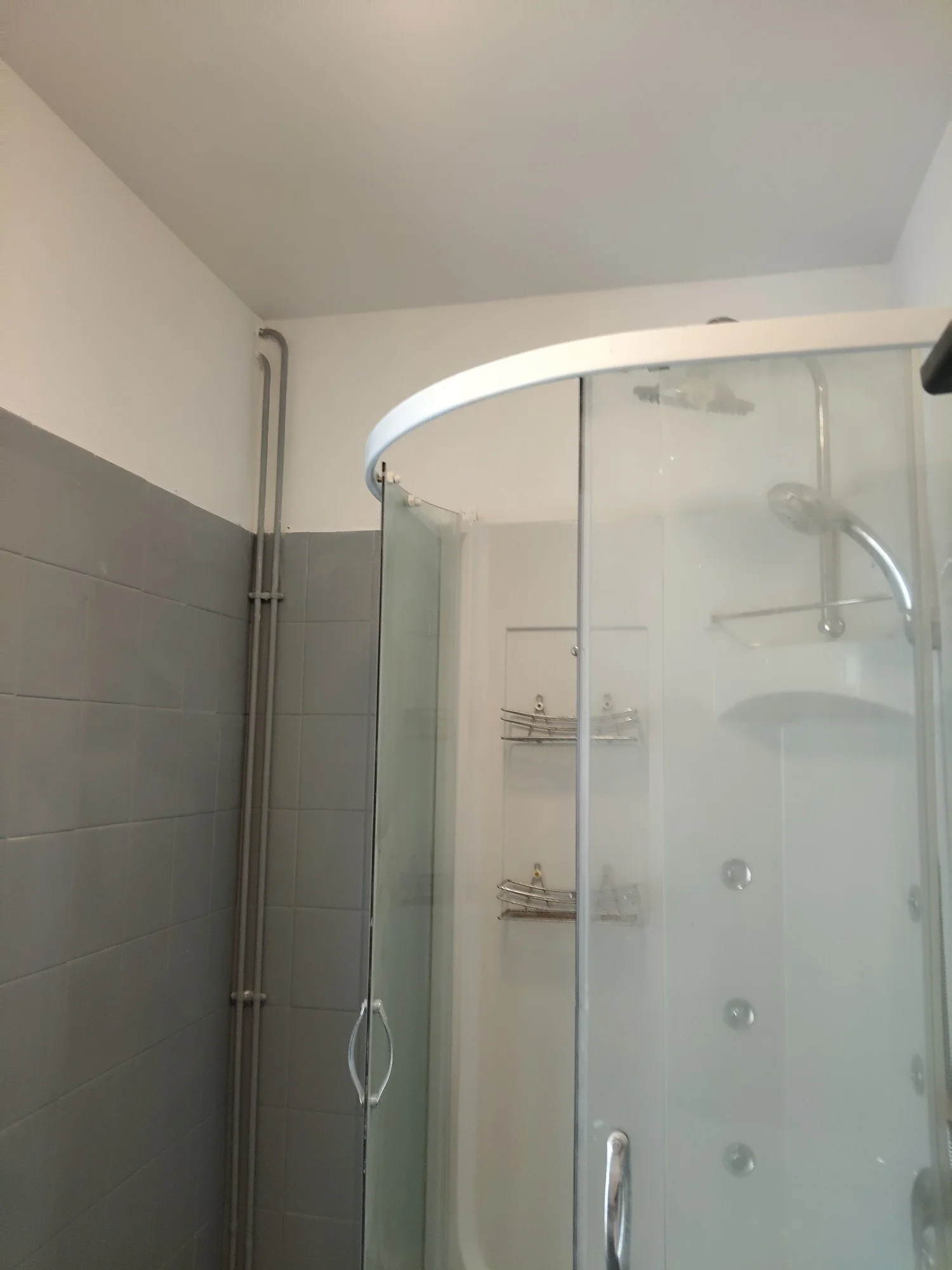 Douche et murs repeints après rénovation
