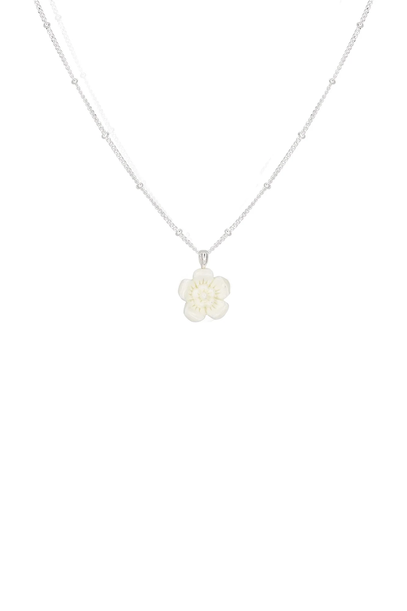 Zilverkleurige ketting met een witte bloemenhanger.