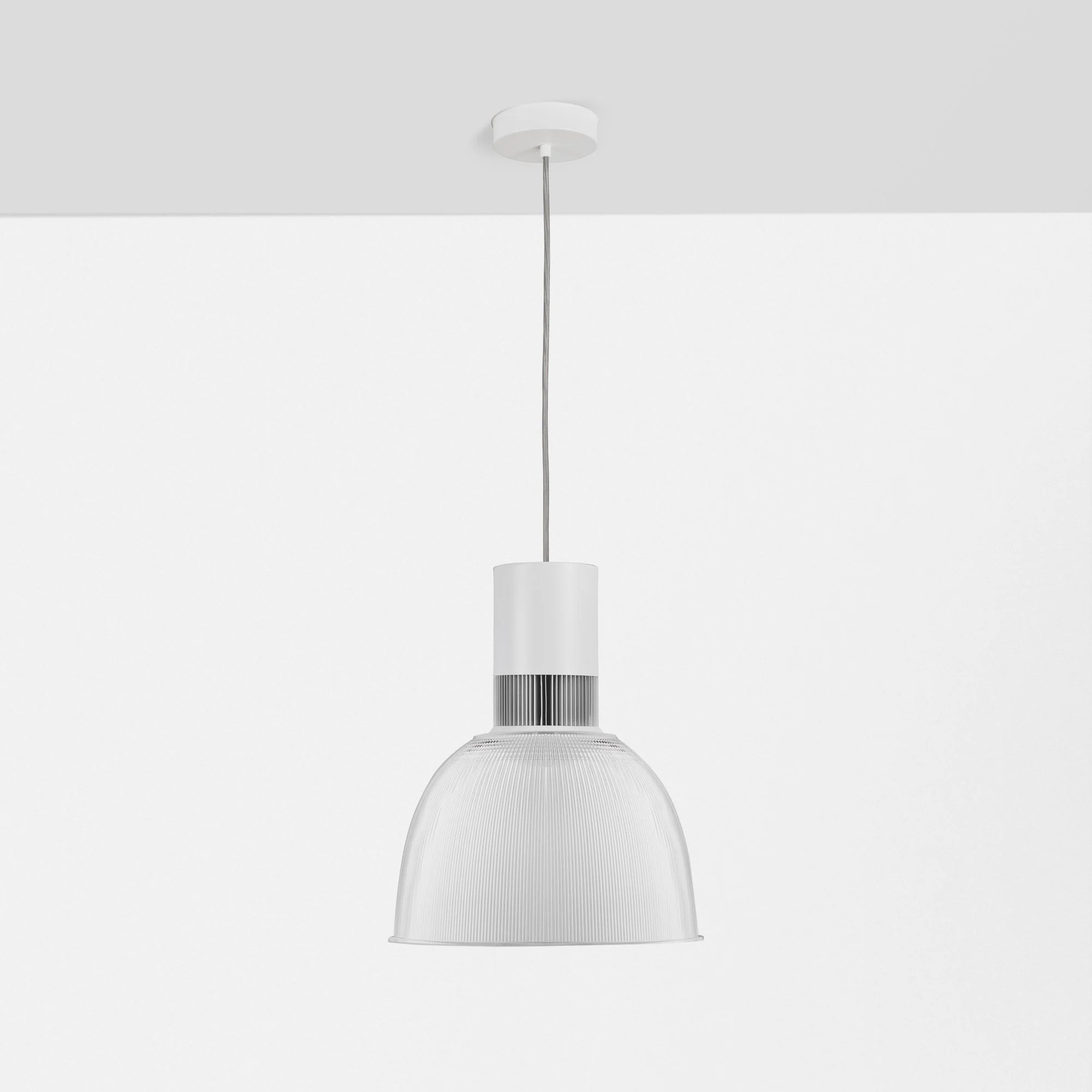 Een witte hanglamp met een grote, ronde lampenkap onder een witte plafond. 