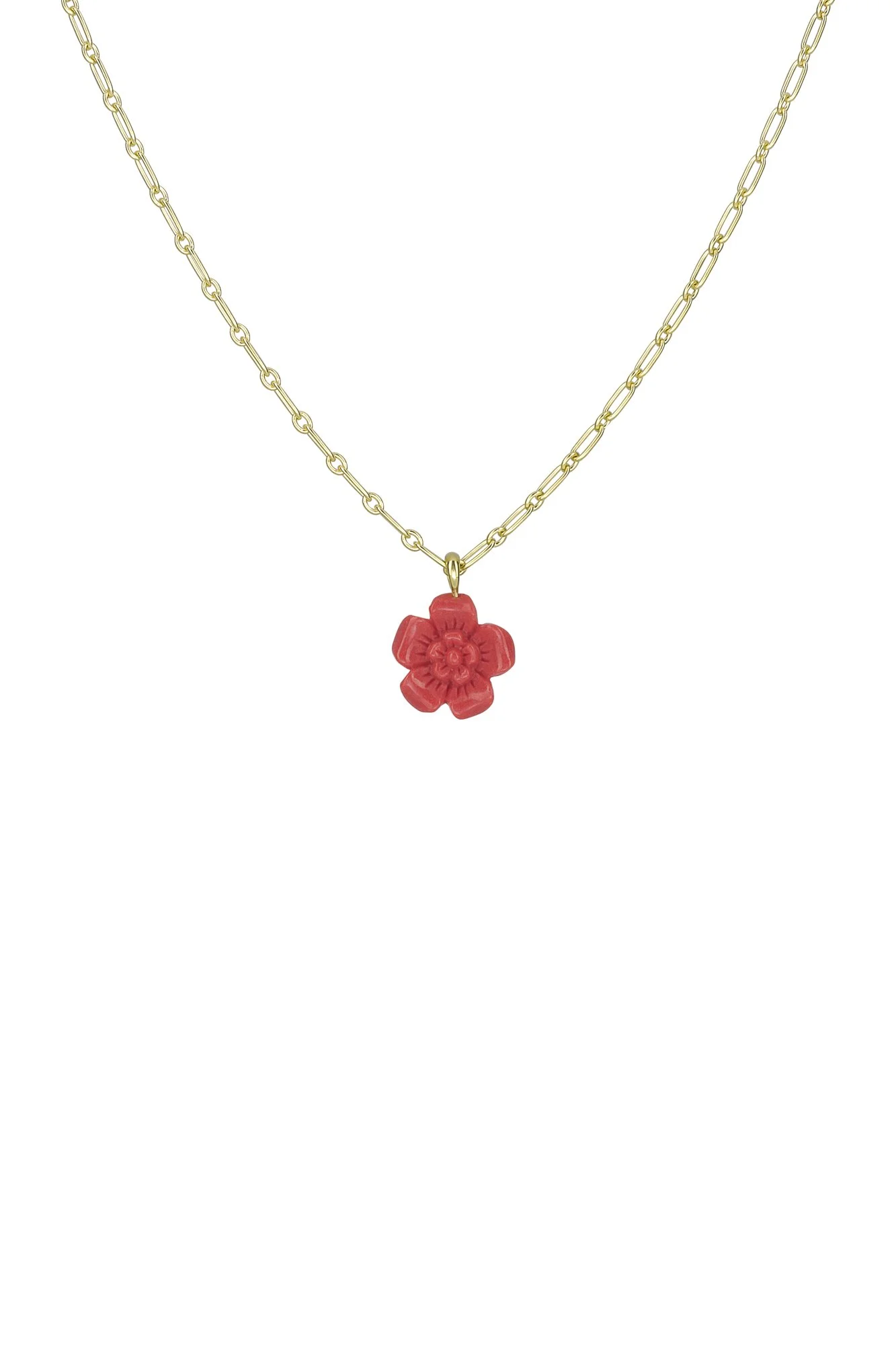 Gouden ketting met rode bloemvormige hanger op witte achtergrond.