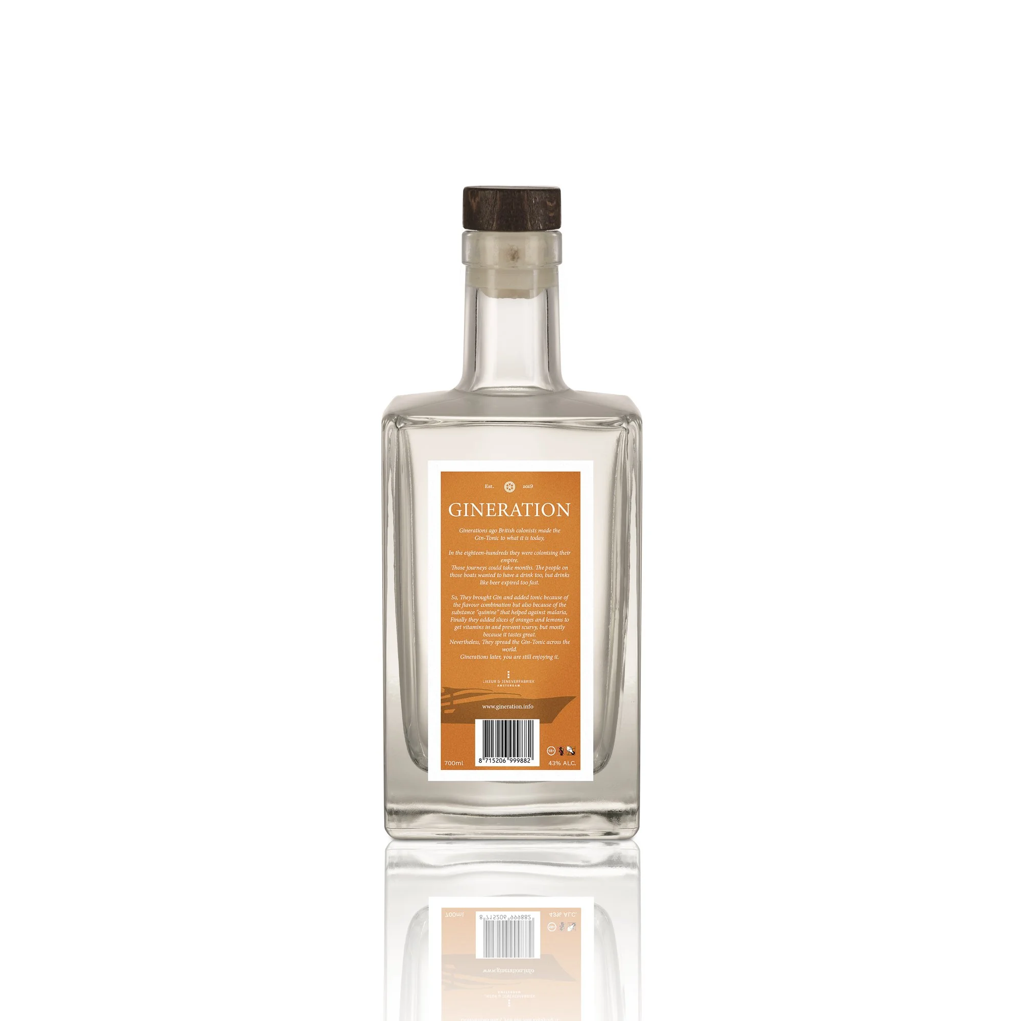 Doorzichtige fles met een houten dop en een oranje label.