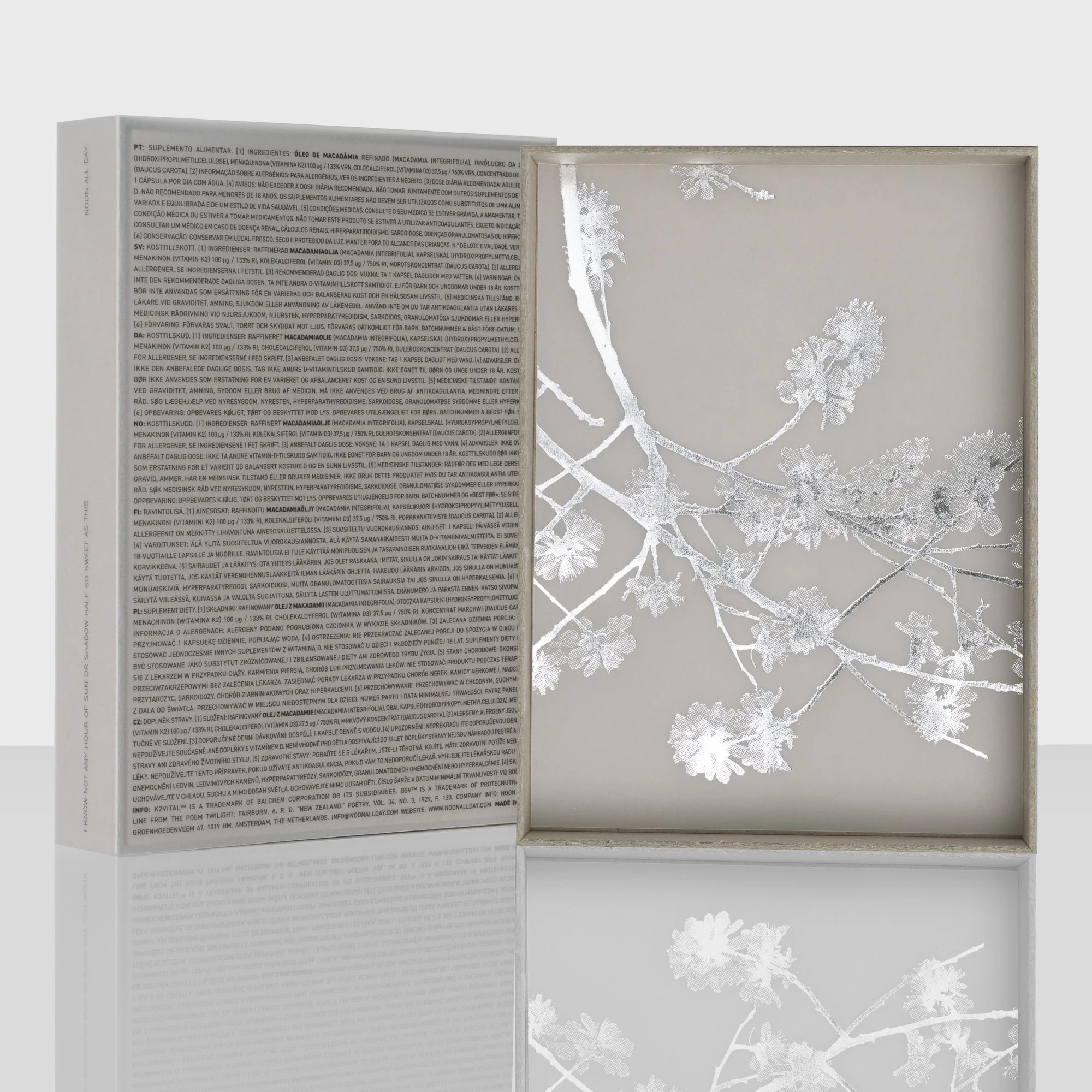 Dit is een foto van een open houten doos met witte snowflake-opdruk aan de binnenkant en een instructiekaart met tekst aan de linkerkant.