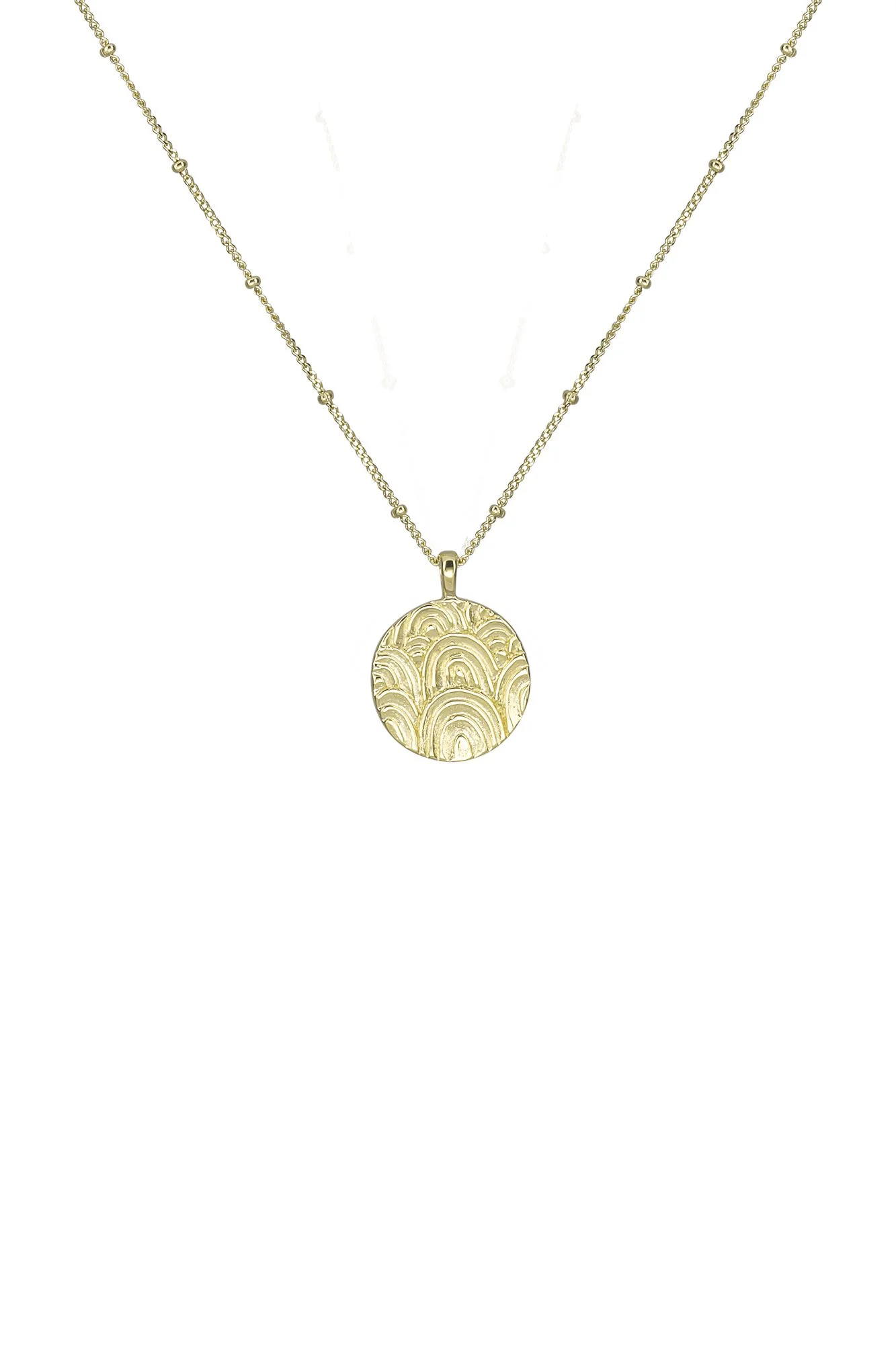 Gouden ketting met een ronde hanger met een golvend patronen.