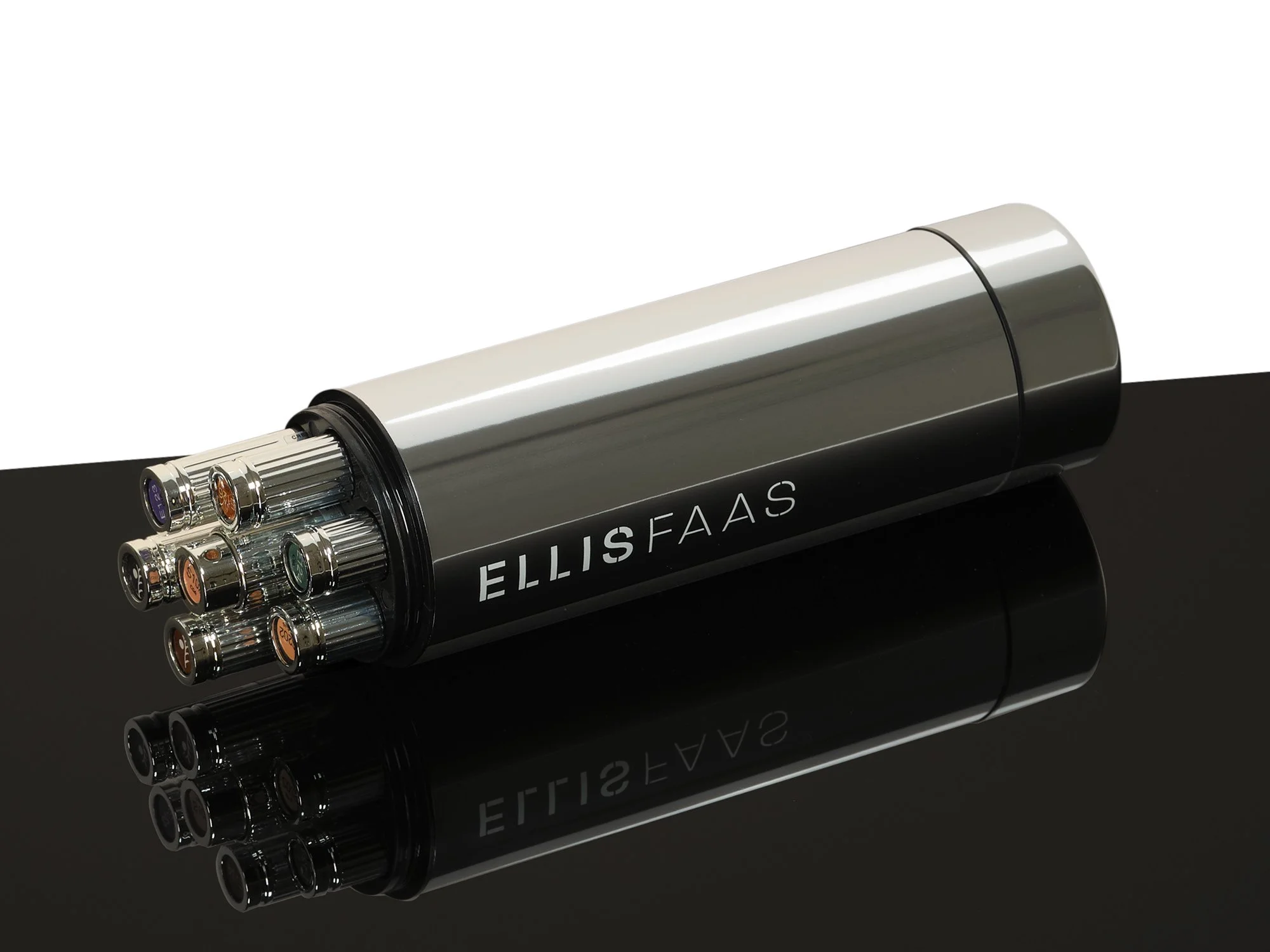 Ellis-Faas-make-up-holder-Maikel-Thijssen-Photography.jpg