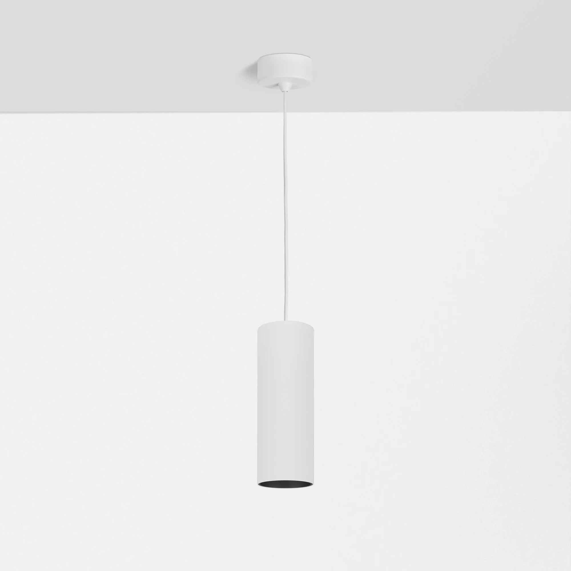 Witte hanglamp zonder kap, bevestigd aan het plafond met een witte kabel.
