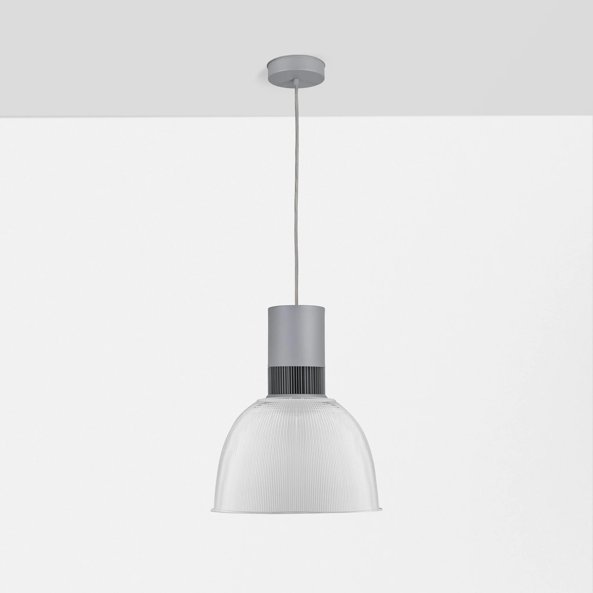 Close-up van moderne hanglamp met wit glazen kap en metalen delen, hangend tegen een wit plafond.