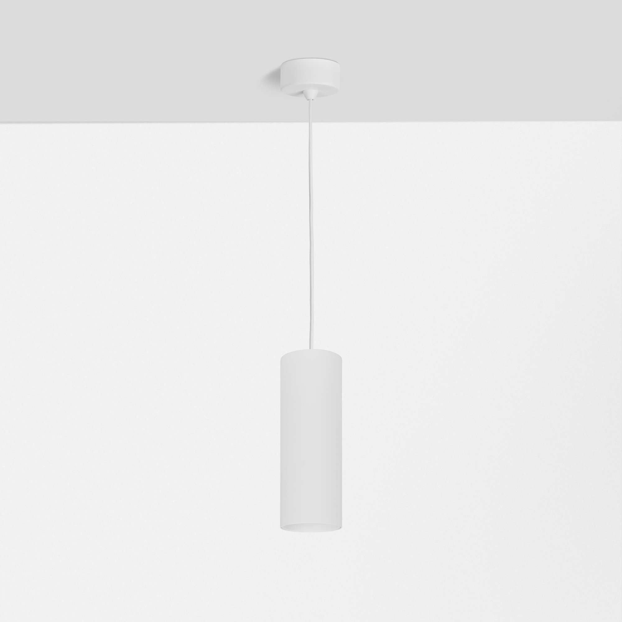 Witte plafondlamp met een lange kabel in een minimalistische kamer