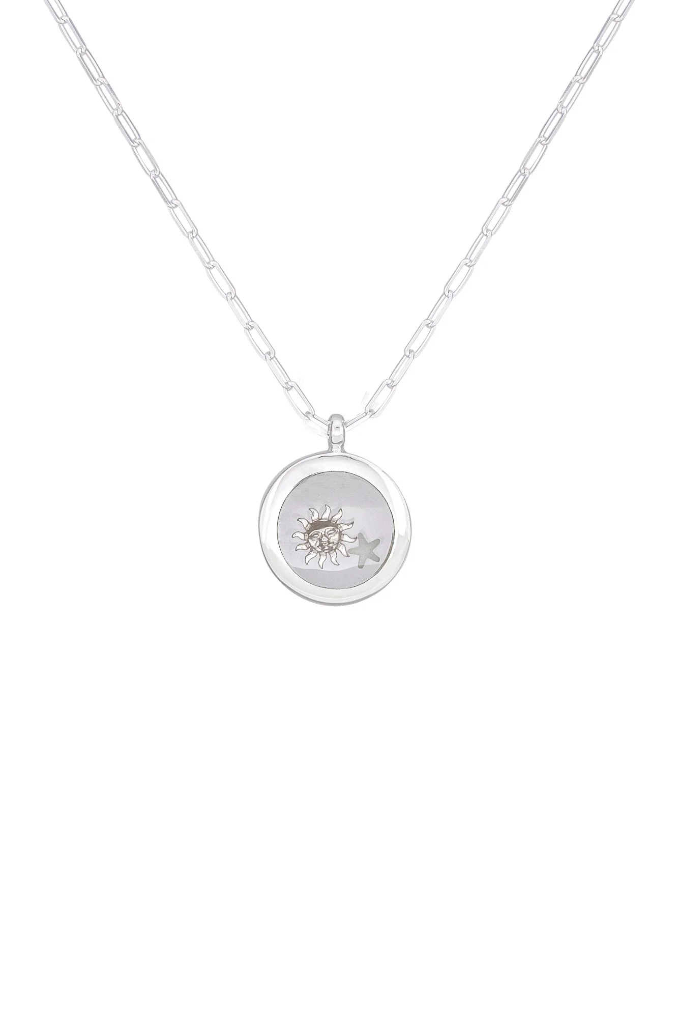 Een zilveren ketting met een ronde hanger, waarop een lachende zon en een ster zijn afgebeeld.