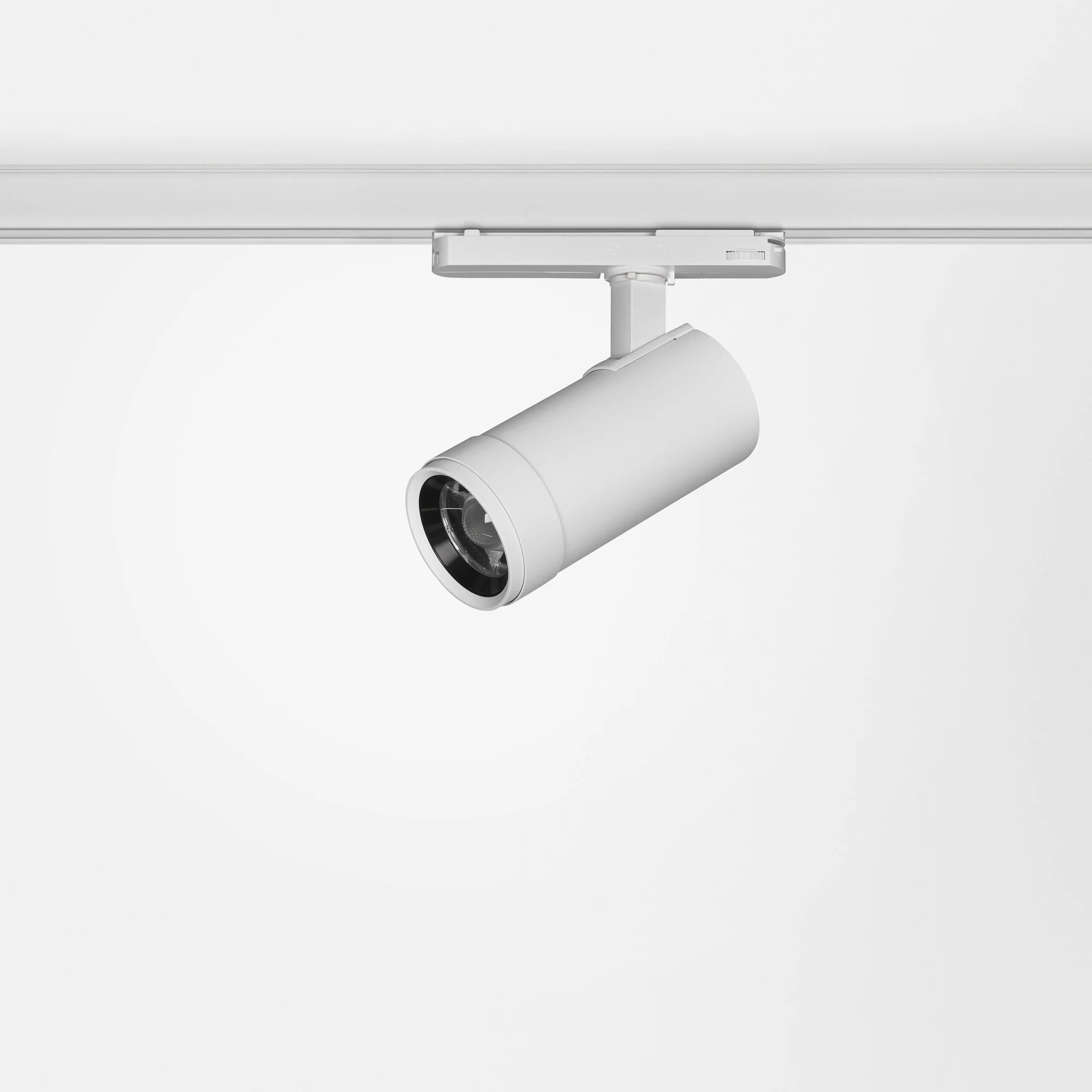 Een wit ophangsysteem met een plafondbeugel en rail, geschikt voor het bevestigen van een richtbare lamp of spot, op een witte achtergrond.