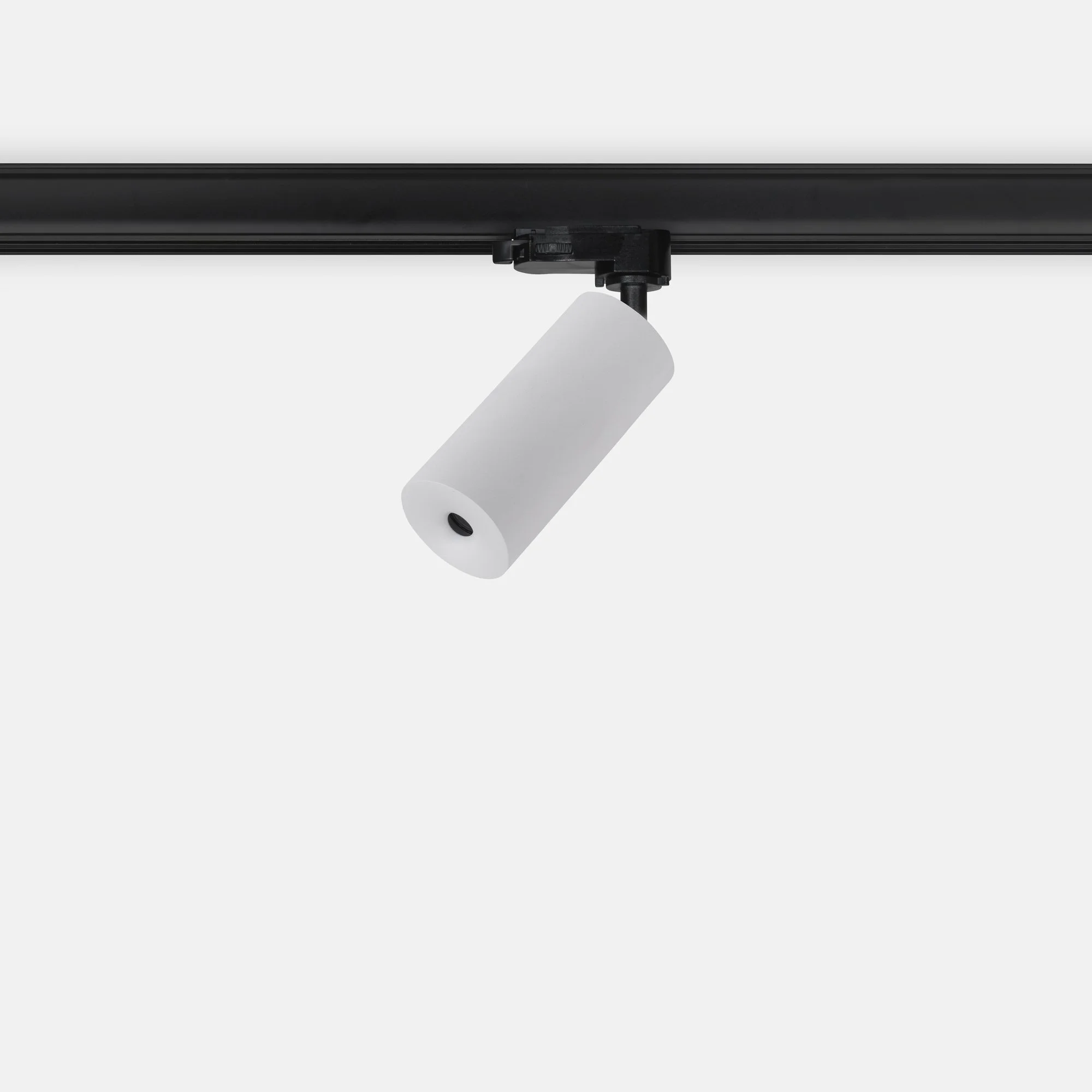 Close-up van een moderne plafondlamp met een zwart ophangsysteem en een witte kegelvormige kap.