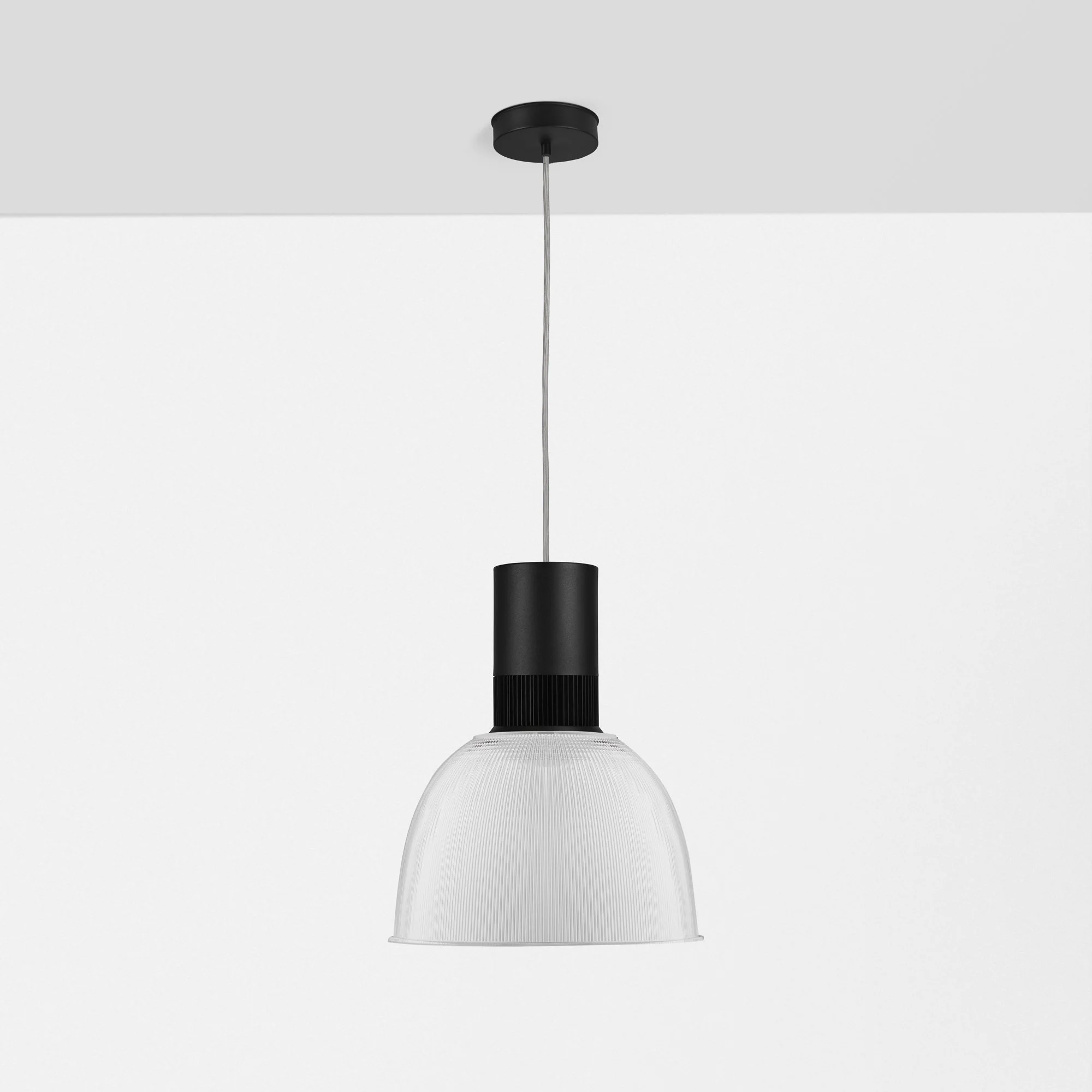Moderne hanglamp met zwart plafondrozet, wit glazen kap, en een blauwe kabel, hangend tegen een witte muur.