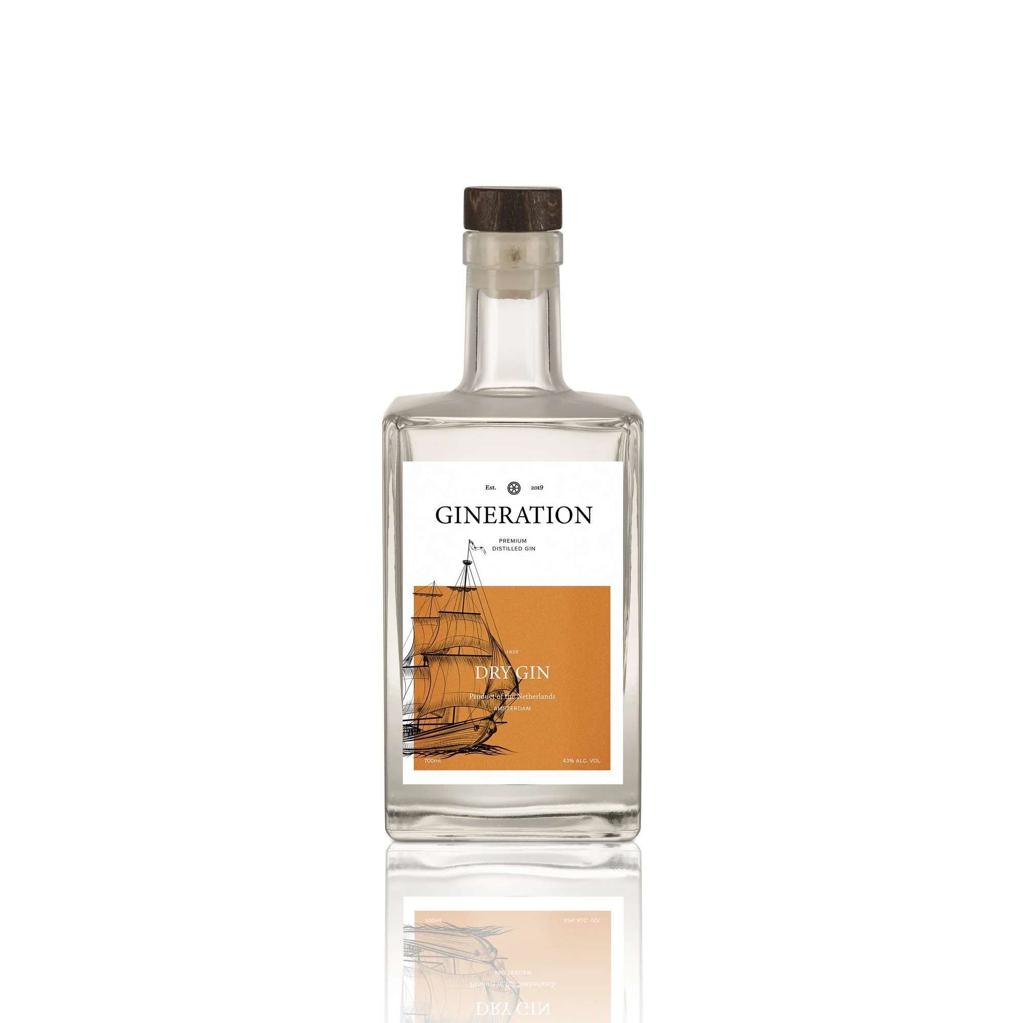 Een heldere, lege glazen fles met een houten kurk en een etiket met de tekst 'Gineration Dry Gin' en een afbeelding van een schip.