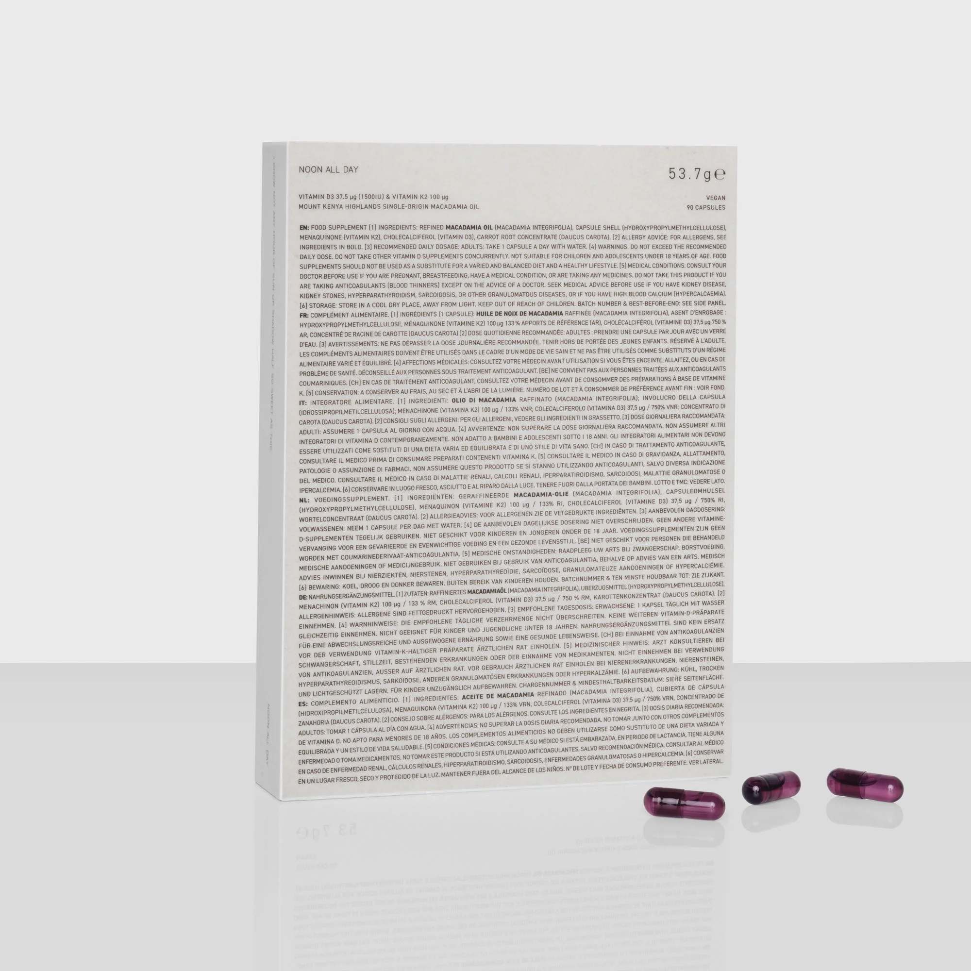 Een doos met voedingssupplementen en enkele capsules naast de doos.