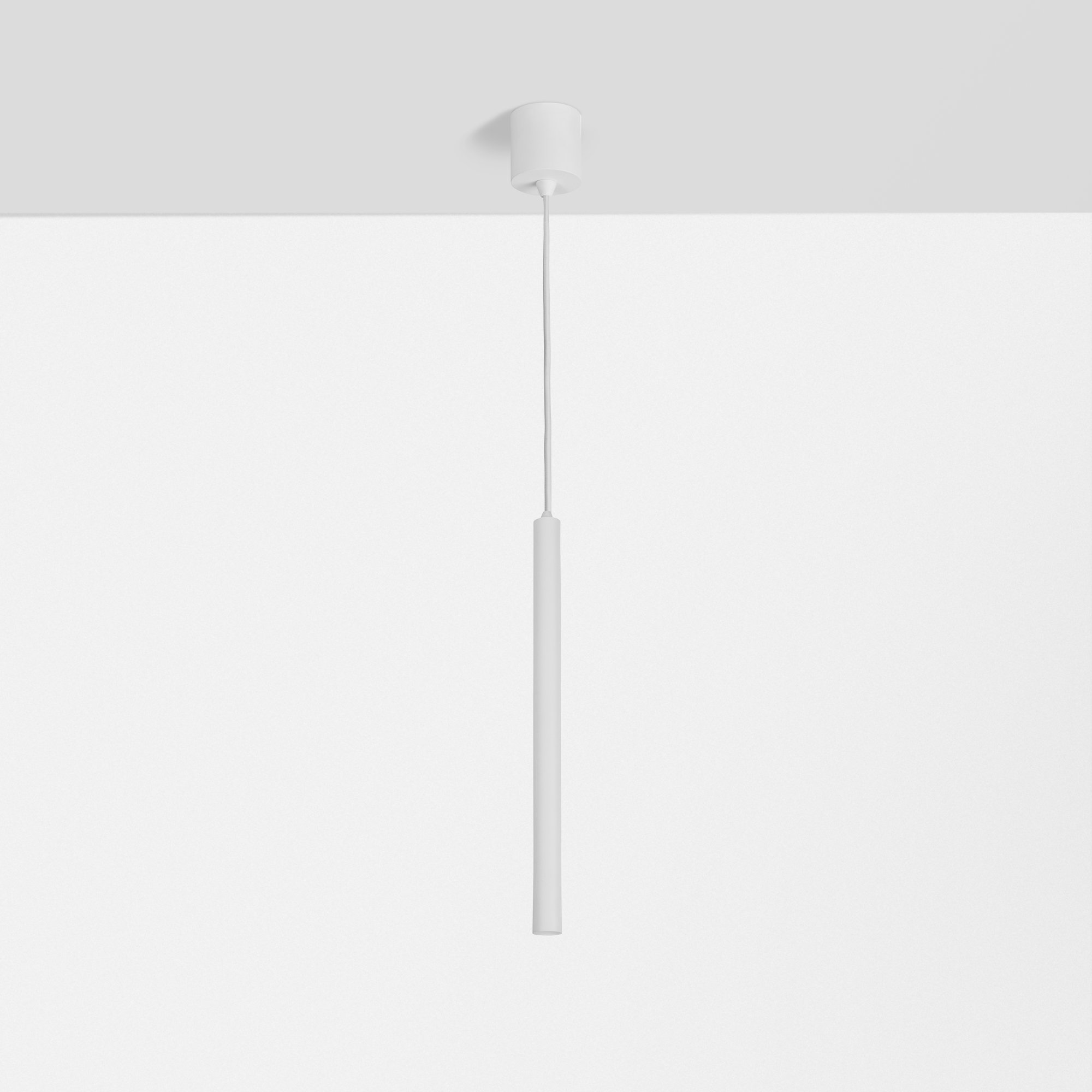 Een witte wandcontactdoos met een bijbehorende stekker en een witte kabel die naar beneden hangt.