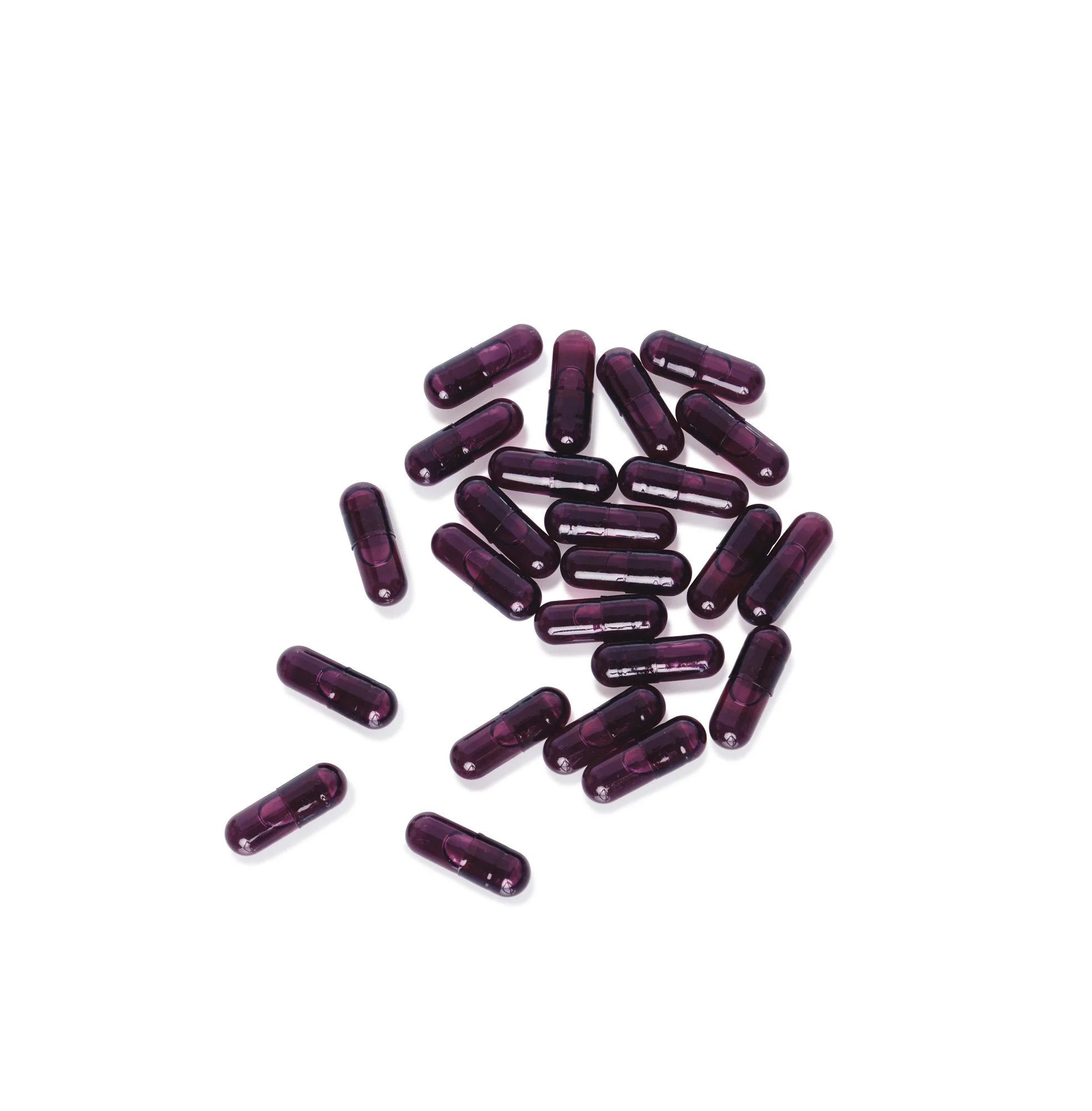 Een groepje purpere capsules ligt willekeurig op een witte achtergrond.