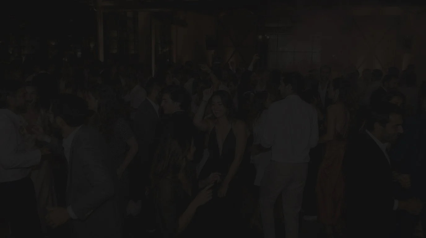 Invités dansant lors d’une soirée de mariage dans une ambiance chaleureuse et élégante.