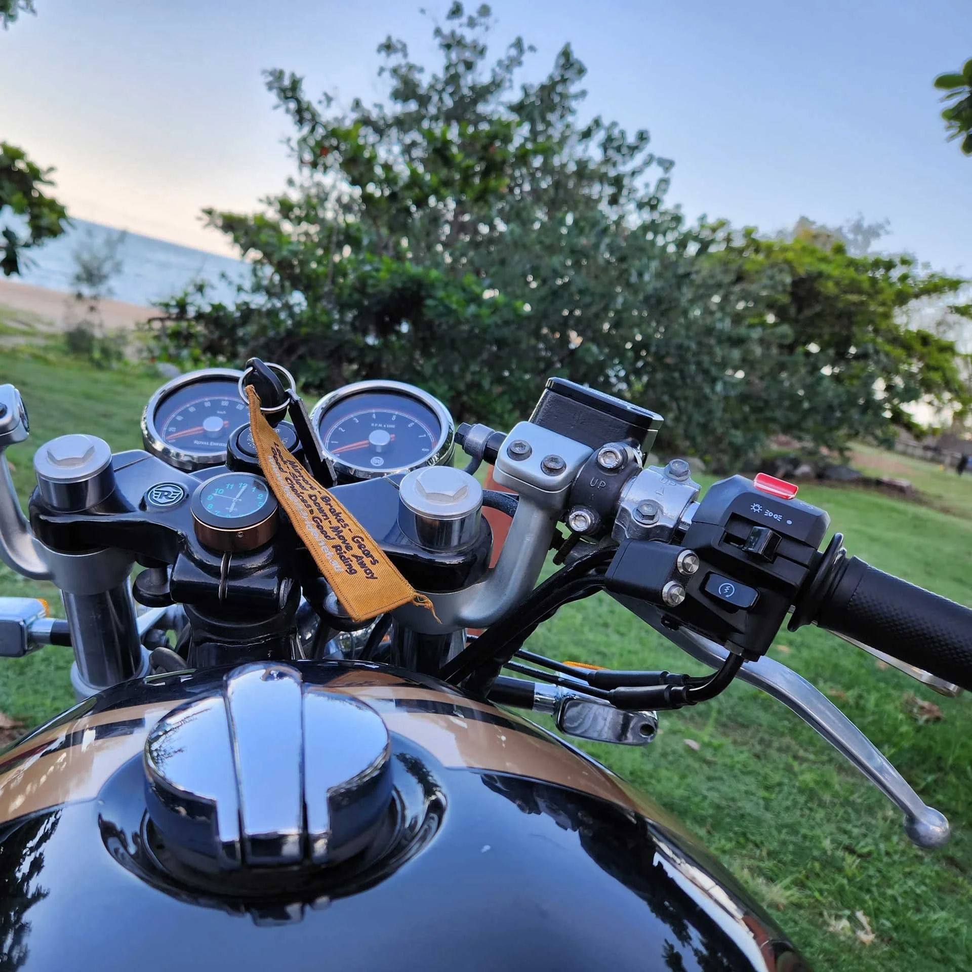 Royal Enfield GT650 modified controls.