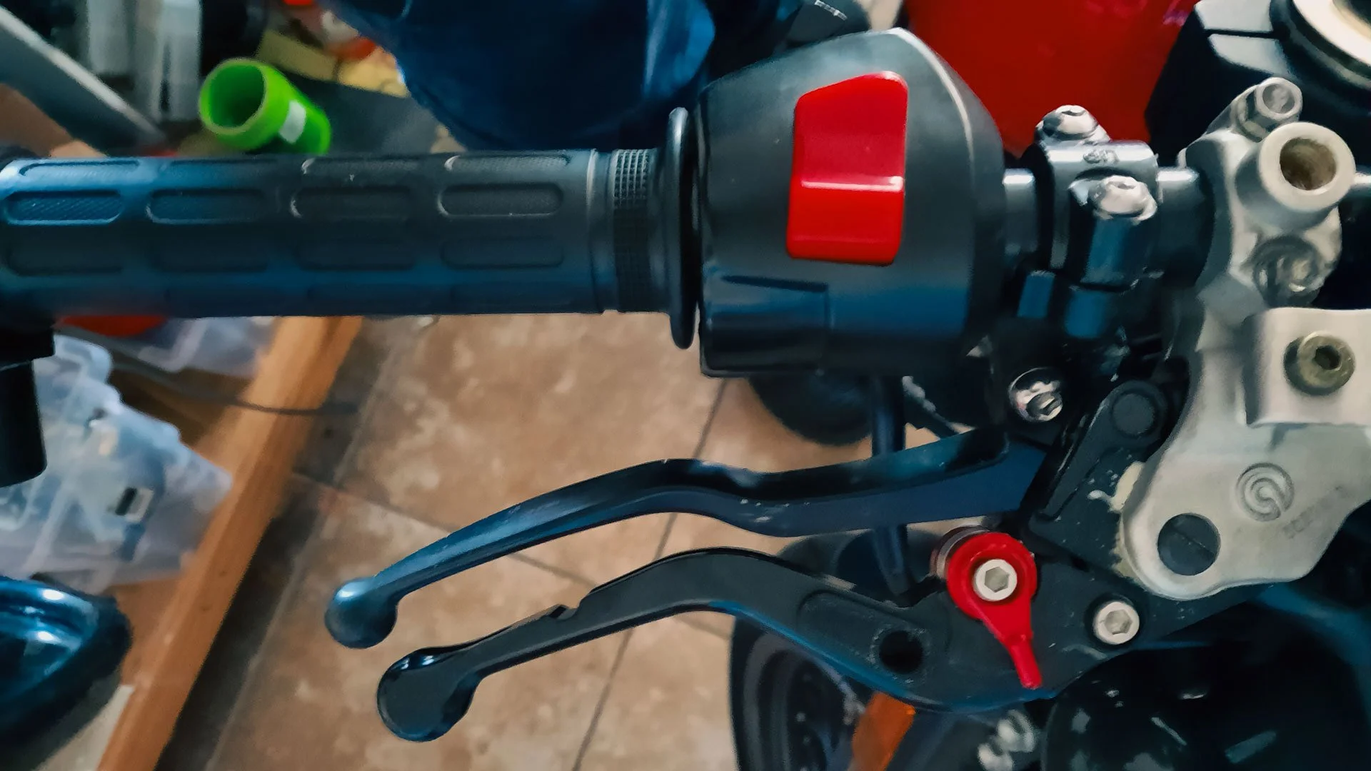 Dual levers - Brake top, clutch below.