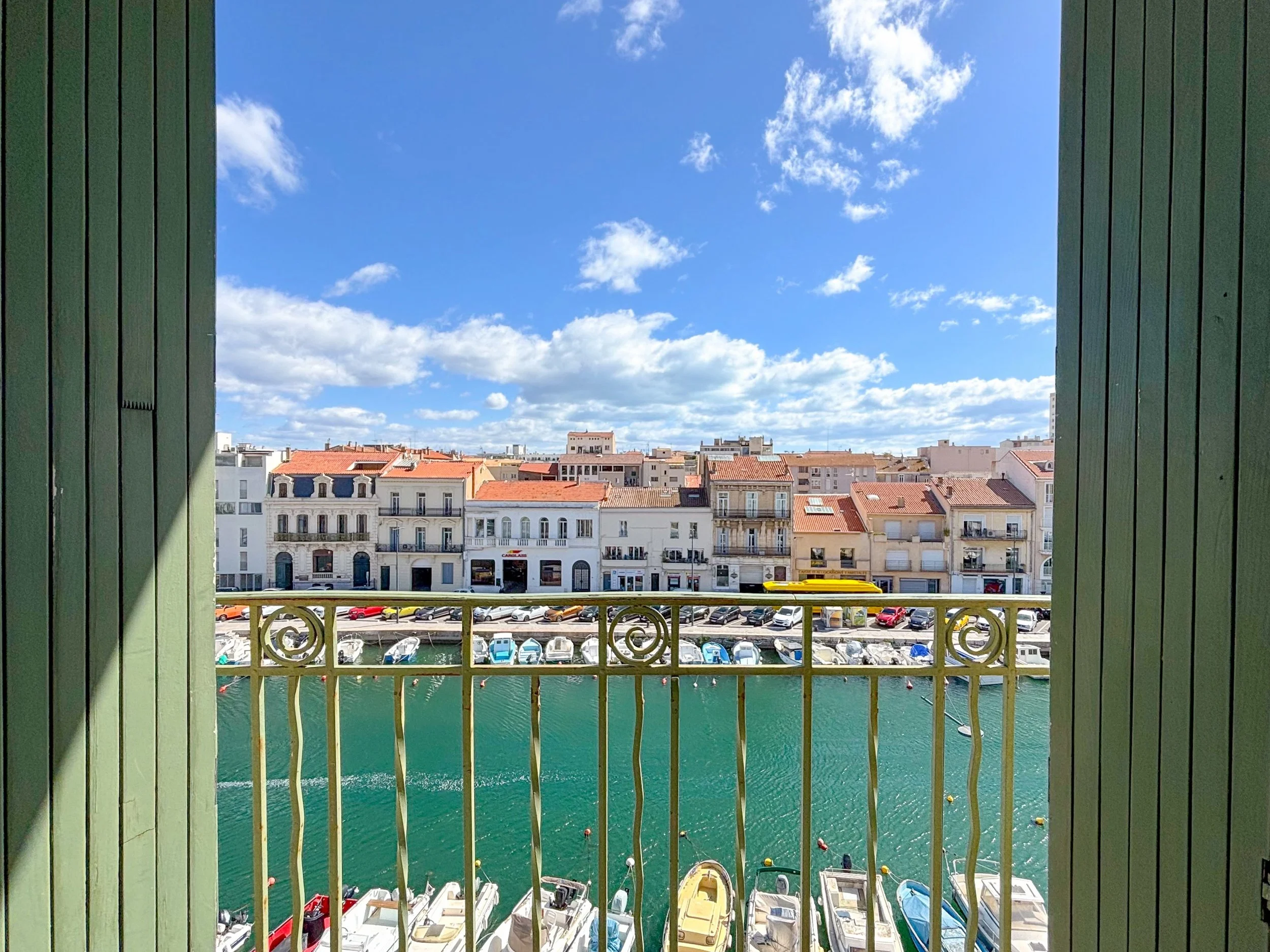 Aupr&egrave;s des quais. 

#sete #view #peace #south #conciergerie