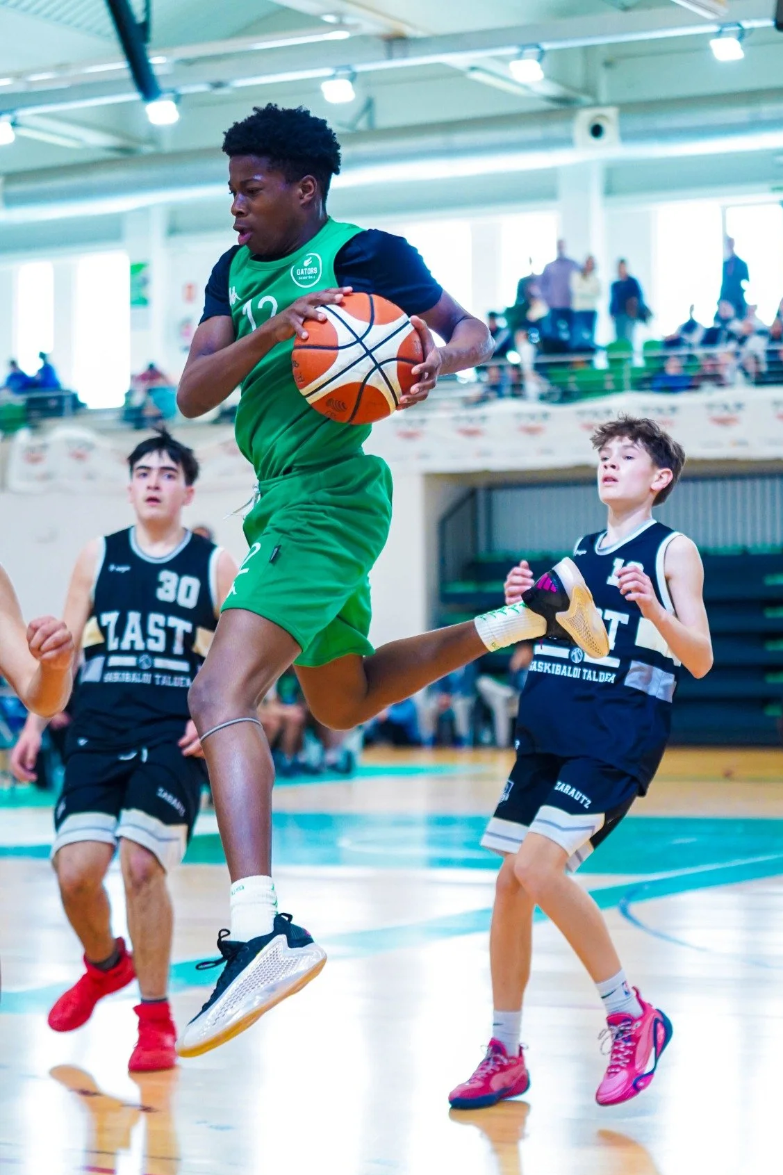 Gators U14 player euro step in Zaragoza tournament