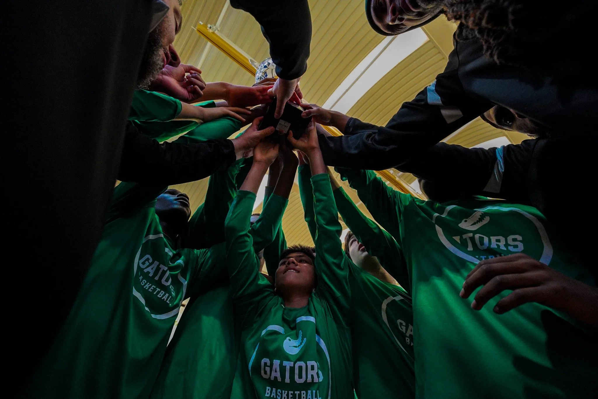 gators basketball u14 boys team huddle