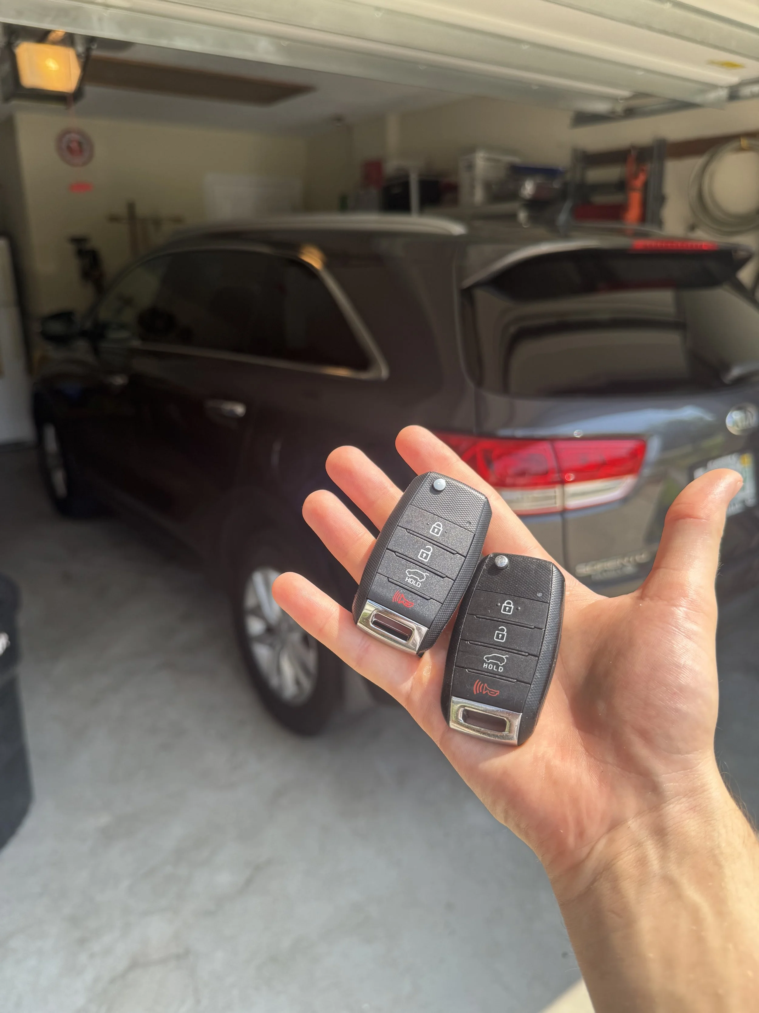 Azov Locksmith programming a key and remote for Kia Sorento