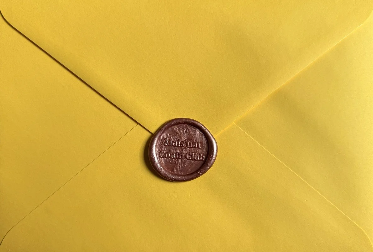 Envelope amarelo fechado com o selo de lacre do clube