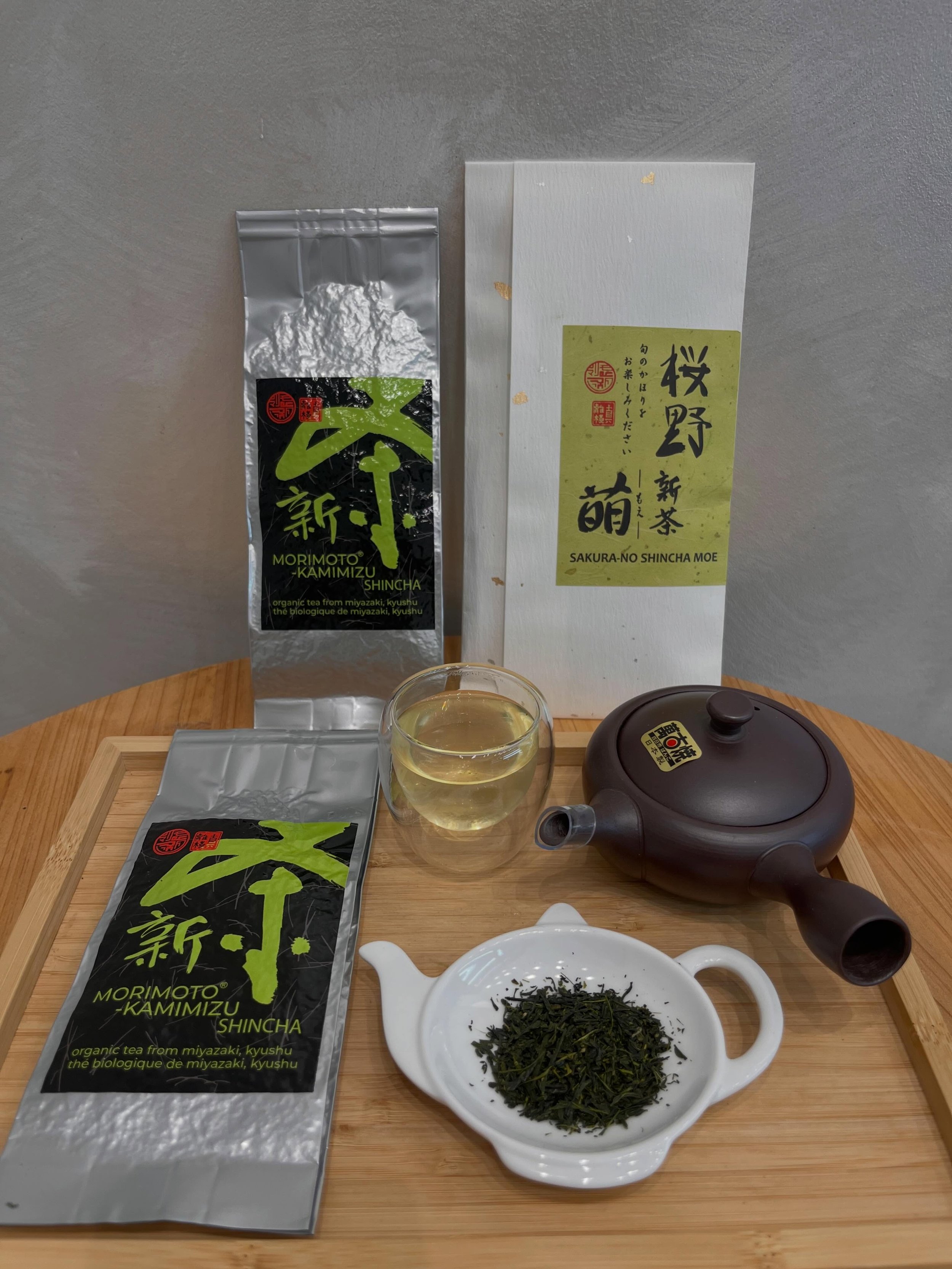 お待たせしました🍵✨
Der Shincha (新茶) 2026 ist angekommen!! 🍃🇯🇵

Die erste Ernte des Jahres.
Frisch, lebendig und nur f&uuml;r kurze Zeit verf&uuml;gbar.
Zum Start haben wir zwei besondere Shinchas aus Miyazaki und Kumamoto von kleinen Familienbetrieben:

