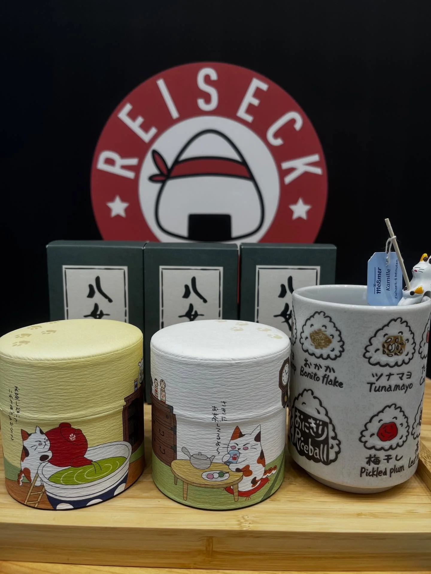 Unsere beliebten Teedosen 😻

Eine japanische Washi-Teedose mit Platz f&uuml;r 100g Teebl&auml;tter, inklusive Innendeckel.

Die Katze auf der gelben Dose fragt:
&bdquo;Hast du Lust auf Tee? Ich schenke dir welchen ein.&ldquo;

Und die Katze auf der 