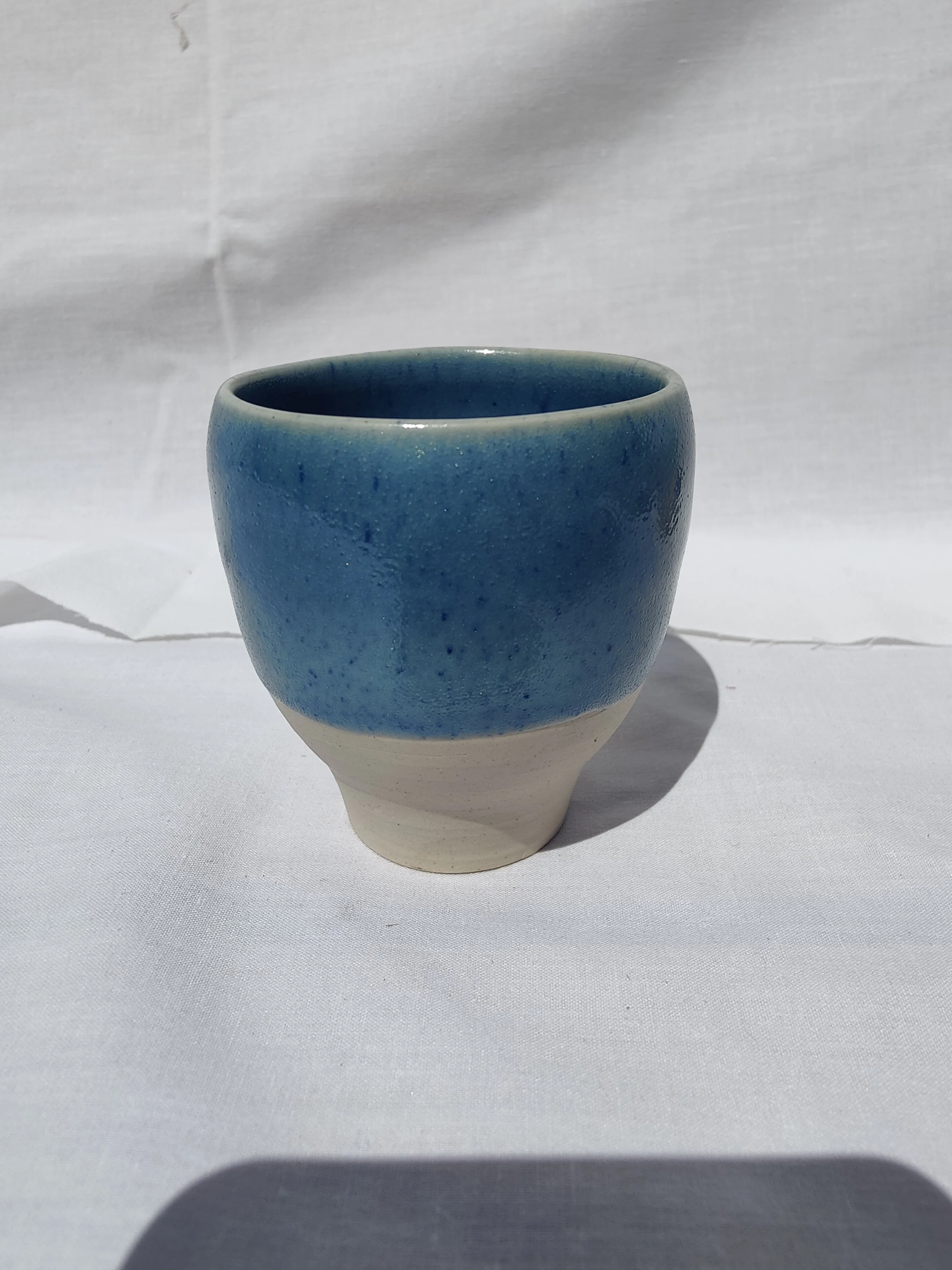 Gotets de tast de cafè i te de gres blanc amb diversos esmalts acolorits (blau, verd, gris) i base al natural, fets a mà per Ceràmiques PasVi a La Bisbal d'Empordà.
