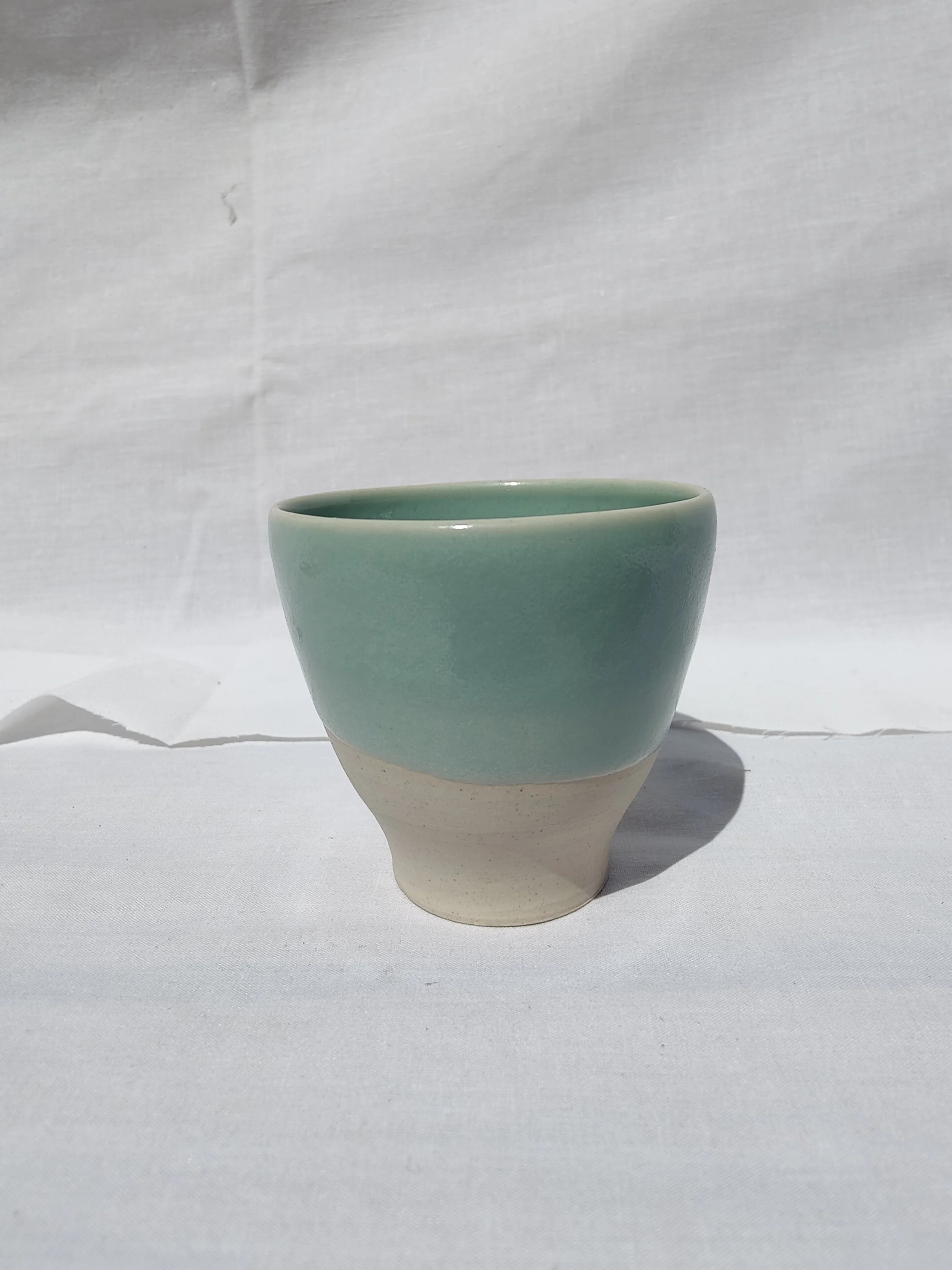 Gotets de tast de cafè i te de gres blanc amb diversos esmalts acolorits (blau, verd, gris) i base al natural, fets a mà per Ceràmiques PasVi a La Bisbal d'Empordà.