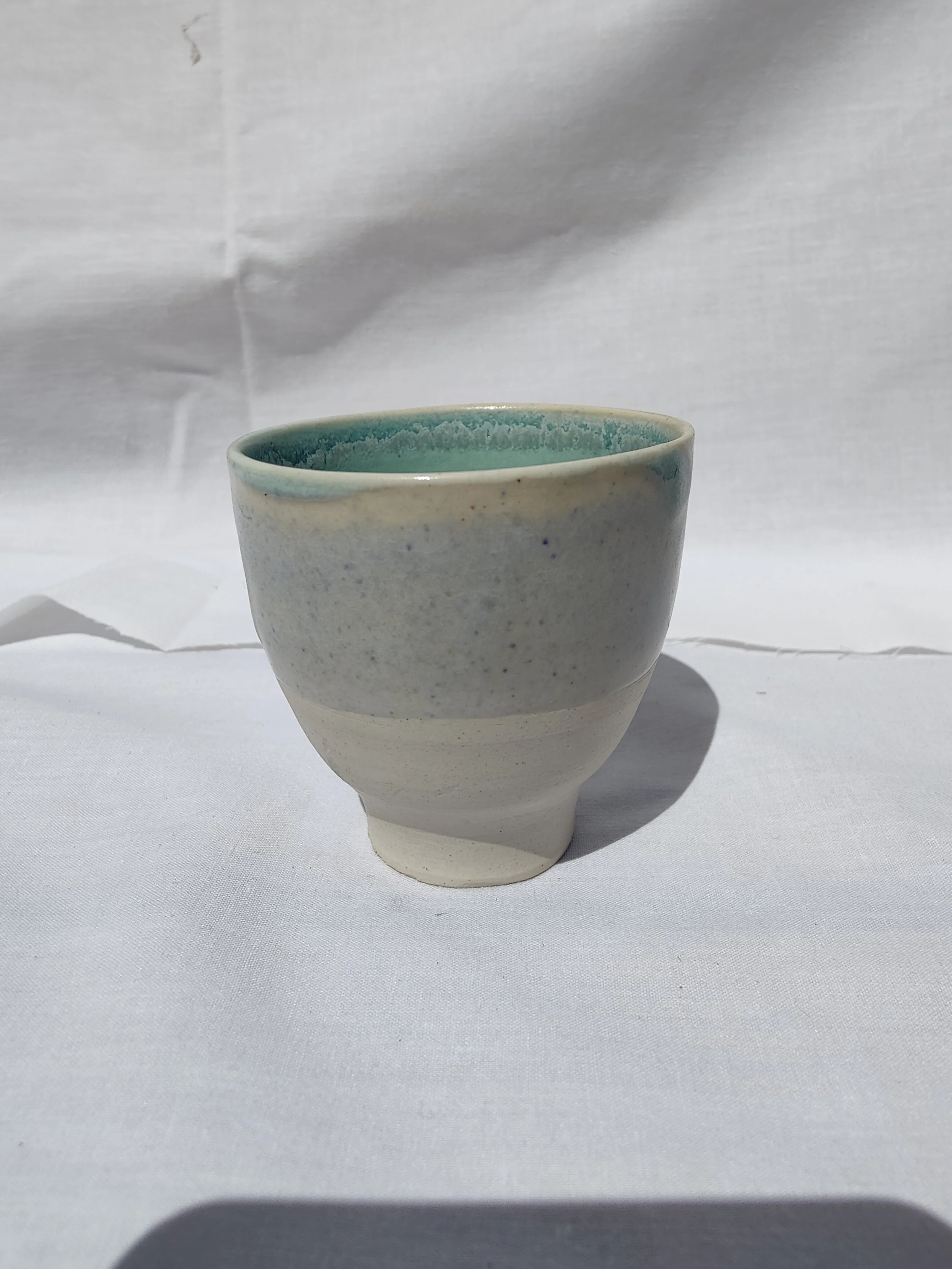 Gotets de tast de cafè i te de gres blanc amb diversos esmalts acolorits (blau, verd, gris) i base al natural, fets a mà per Ceràmiques PasVi a La Bisbal d'Empordà.