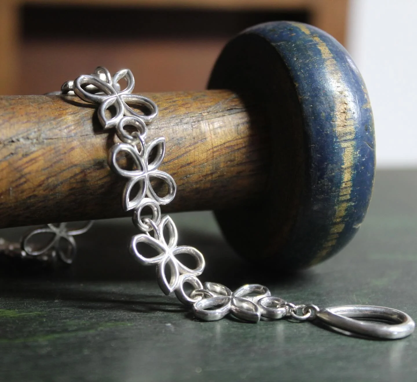 I designed this sterling silver bracelet based on my Messis Aurea neckpiece late last year

The more minimal design reflects the shapes found in grains and also has a floral element🌾