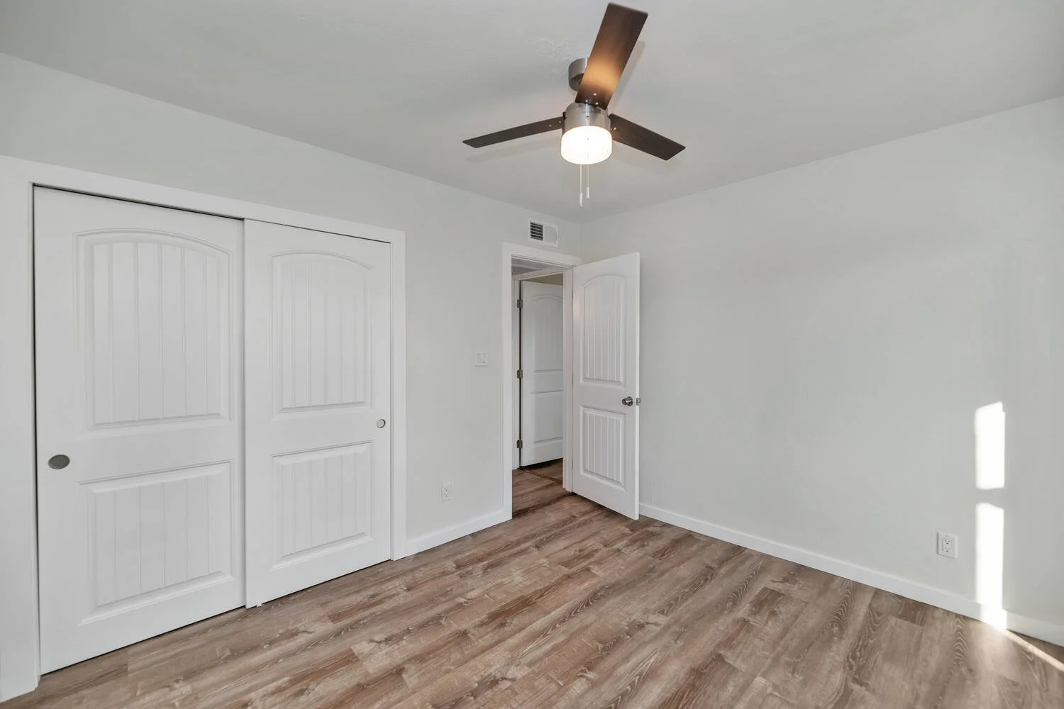 7602-E-Polk-St-Scottsdale-AZ-7602-E-Polk-St-large-044-035-Unit-201-1500x1000-72dpi-44-LargeHighDefinition.jpg