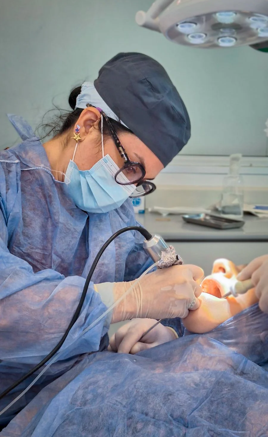 Odontóloga realizando una cirugía de implantes