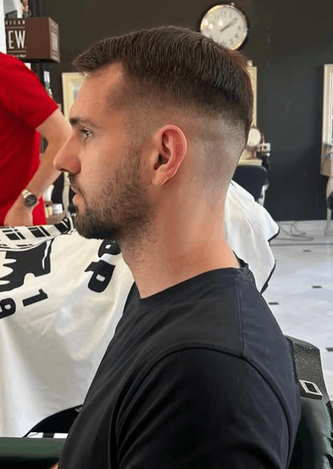 Muška small crop frizura sa kratkom kosom na vrhu i fade šišanjem sa strane