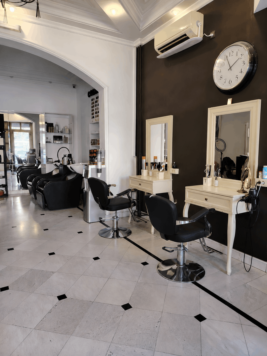 Unutrasnjost lokala Dobrica frizerski salon na Banovom Bradu u Beogradu