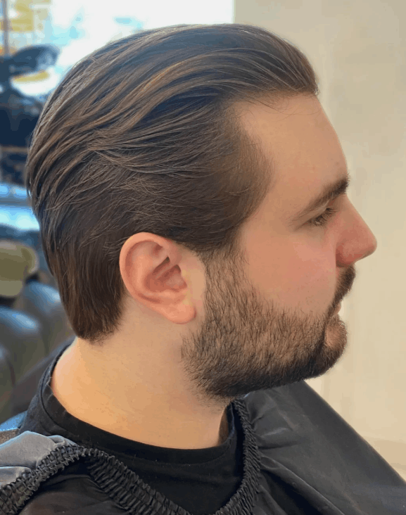 Muška slick back i mullet frizura sa začešljanom kosom i dužim delom pozadi
