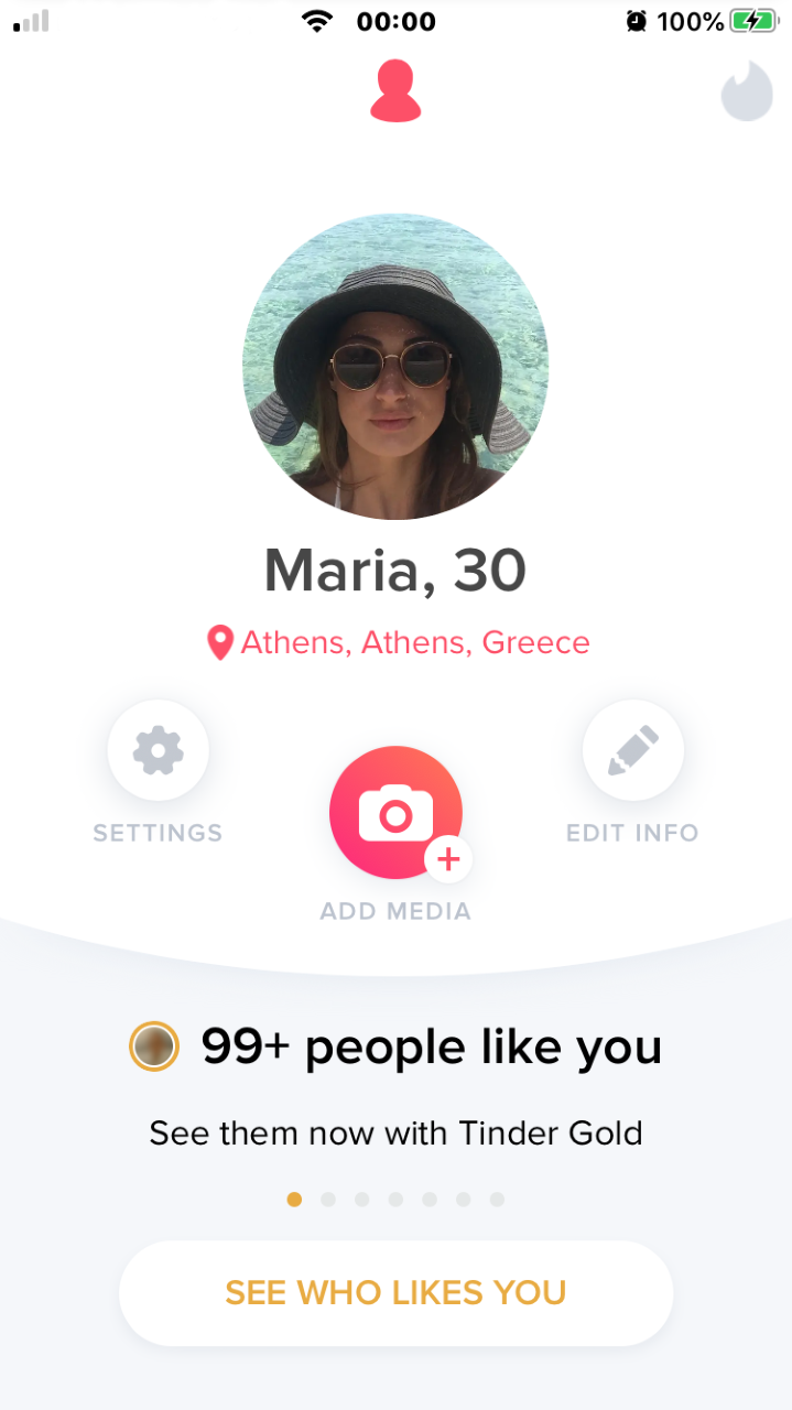 Tinder self-portrait from 8,5 Faces, showing a curated dating profile of Maria, 30, in Athens and exploring staged identity, digital intimacy and the selective performance of attractiveness online.