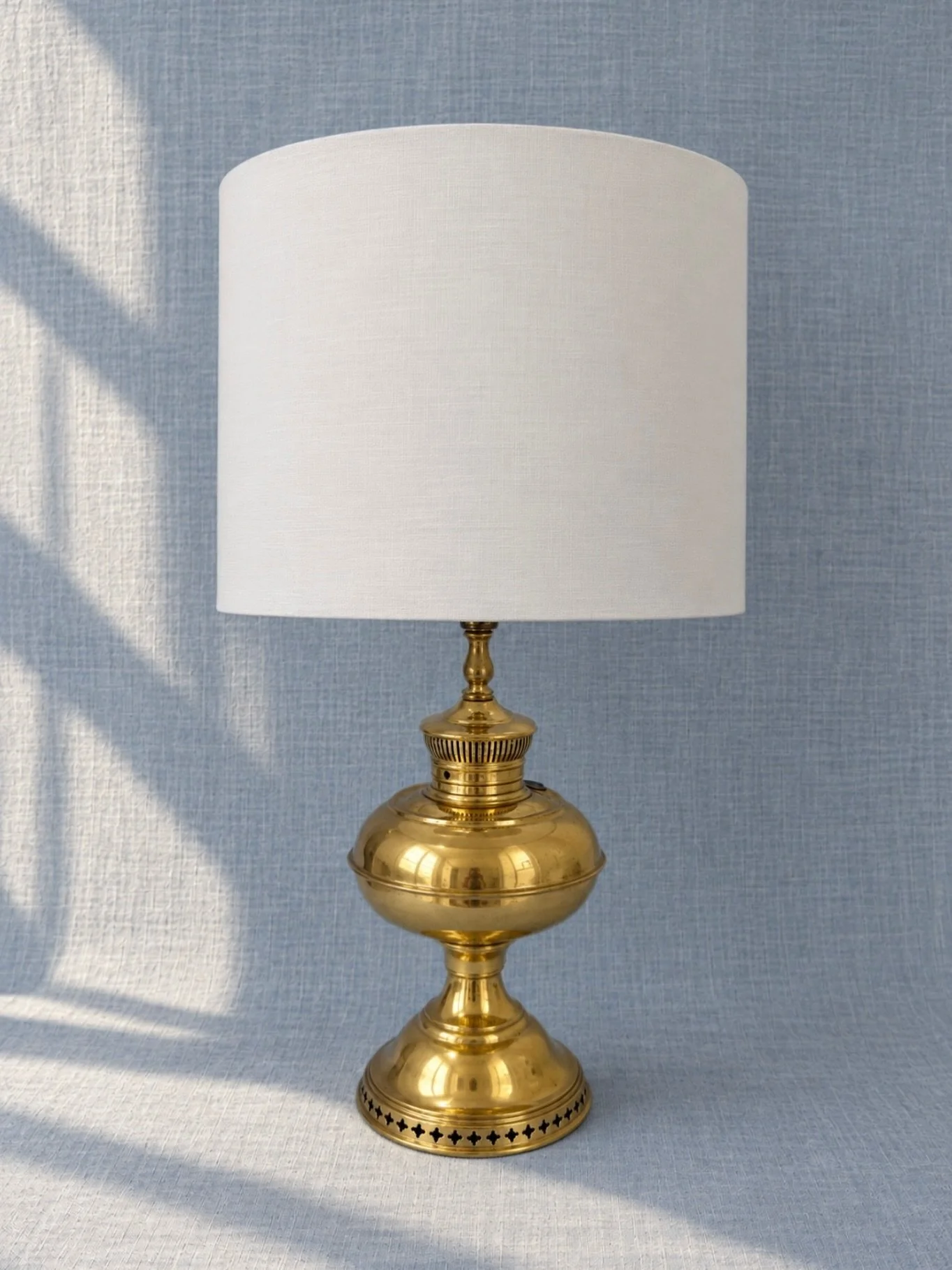 A little brass, a lot of charm ✨ 

This lamp has the prettiest aged finish and a classic silhouette.