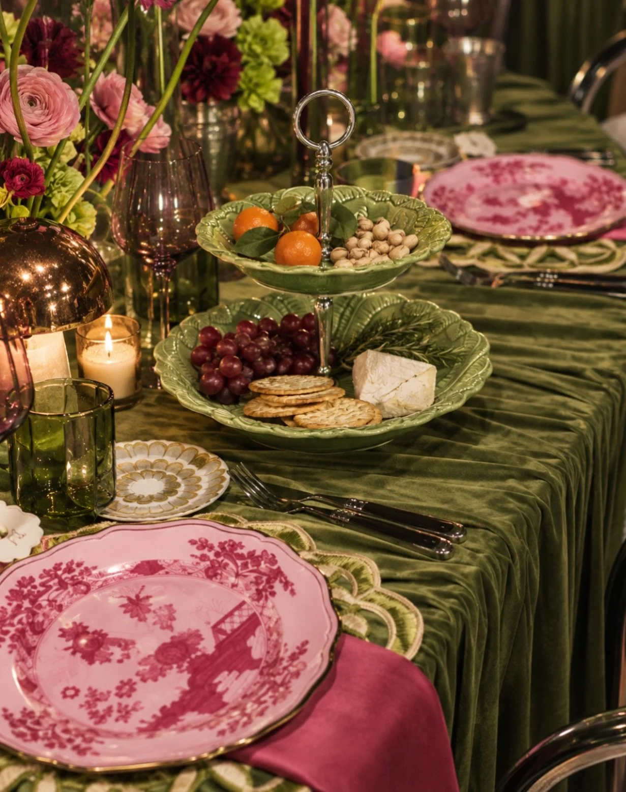 Serving up a little color and a lot of charm 💕🌿 

This vintage two-tiered server is the kind of piece that makes the whole table feel special&mdash;perfect for fruit, sweets, appetizers, or simply showing off!