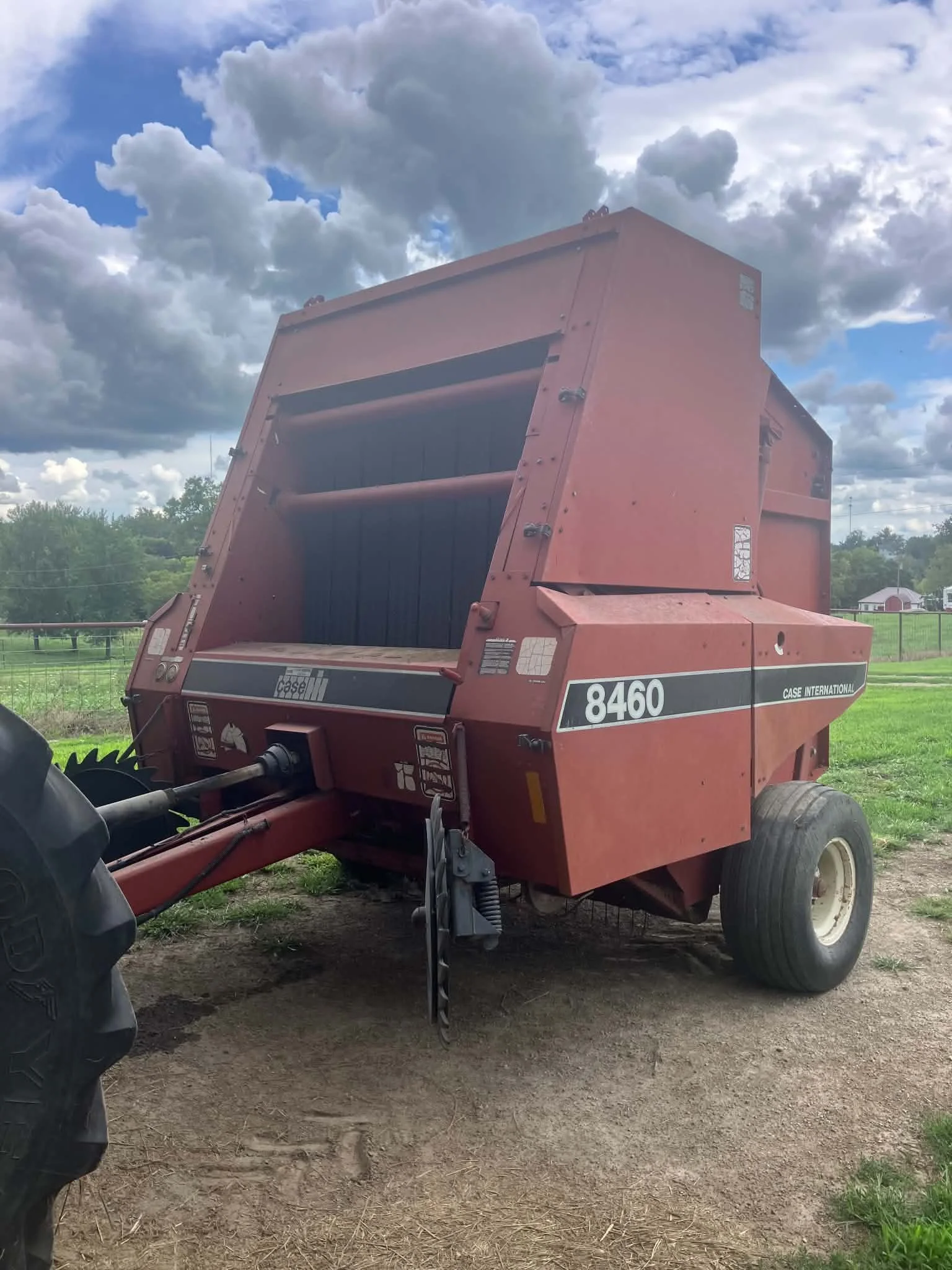 CASE/IH 8460 TWINE TIE, BALER TWIN TUBE, FULL AUTOMATIC BALER, 540RPM COMES WITH 1000 RPM COUPLER TO CHANGE IF NEEDED . BELT ARE AVG. TUCKER WHEELS, BALED 70 BALES THIS SEASON  IF YOU NEED ONE THIS SHOULD DO YEA !!!