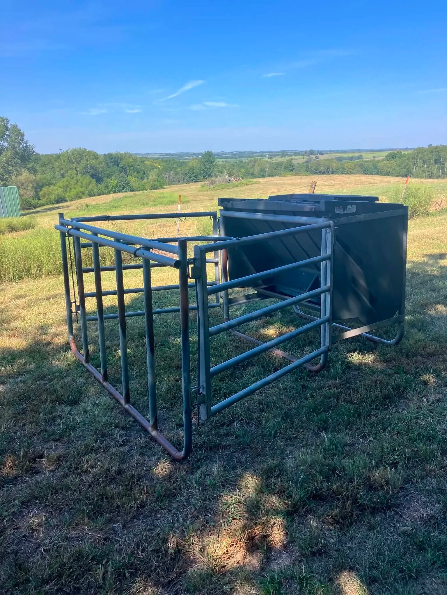 BEHLEN COUNTRY  750LBS CAP. POLY CALF CREEP FEEDER GOOD CONDITION