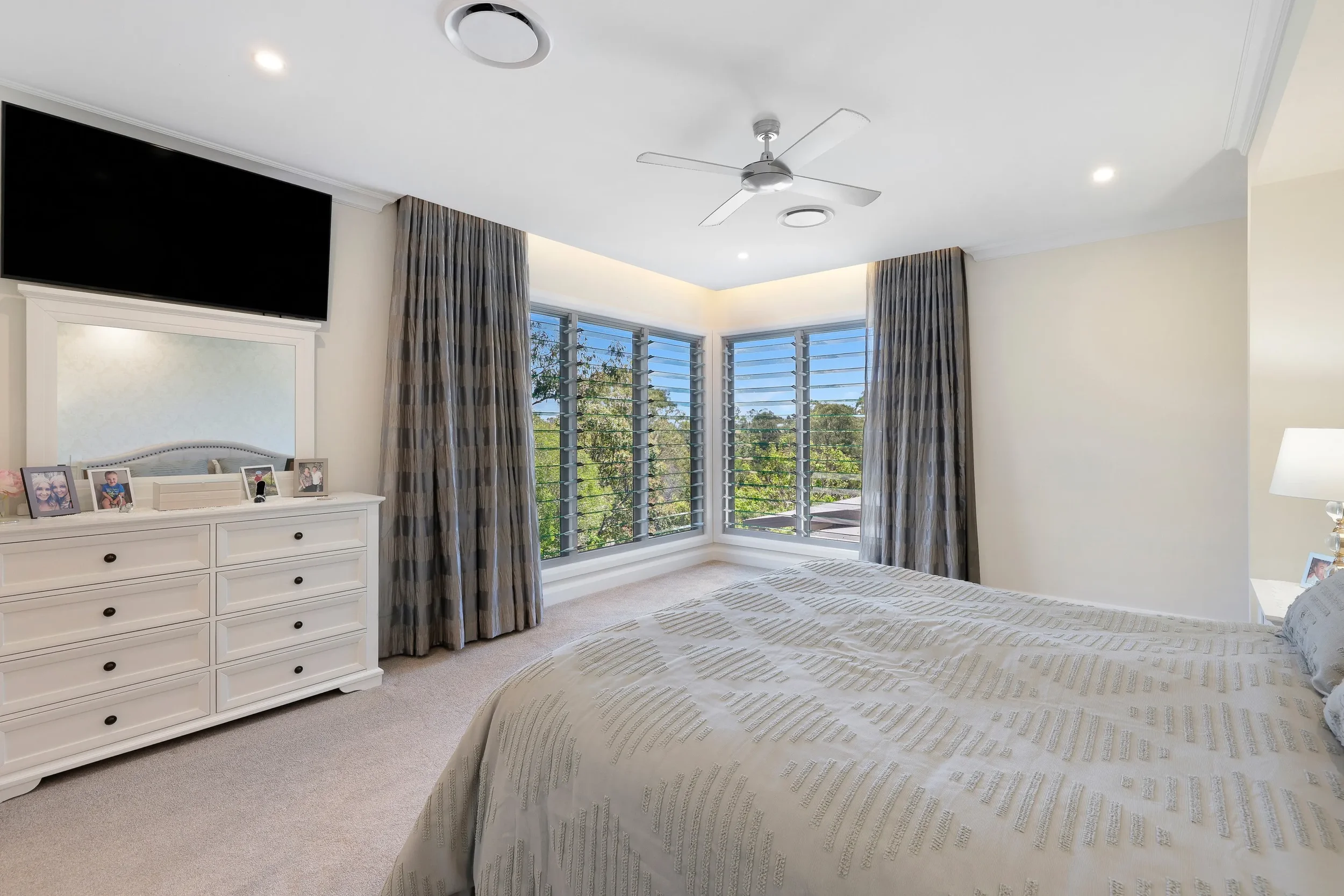 Bedroom in Mudgeeraba before interior repainting