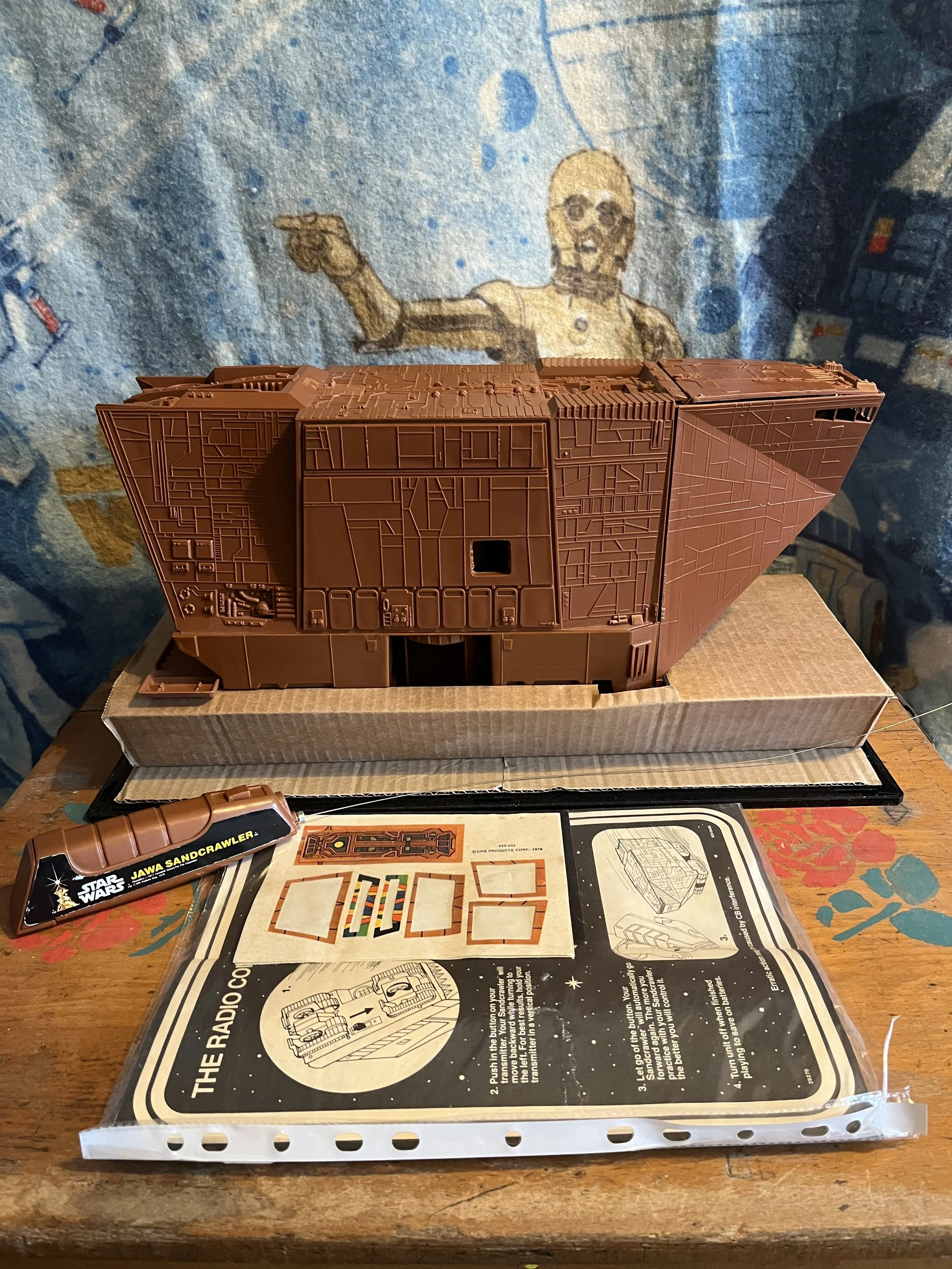 Vintage kenner radio controlled Jawa sandcrawler inserts and contents
