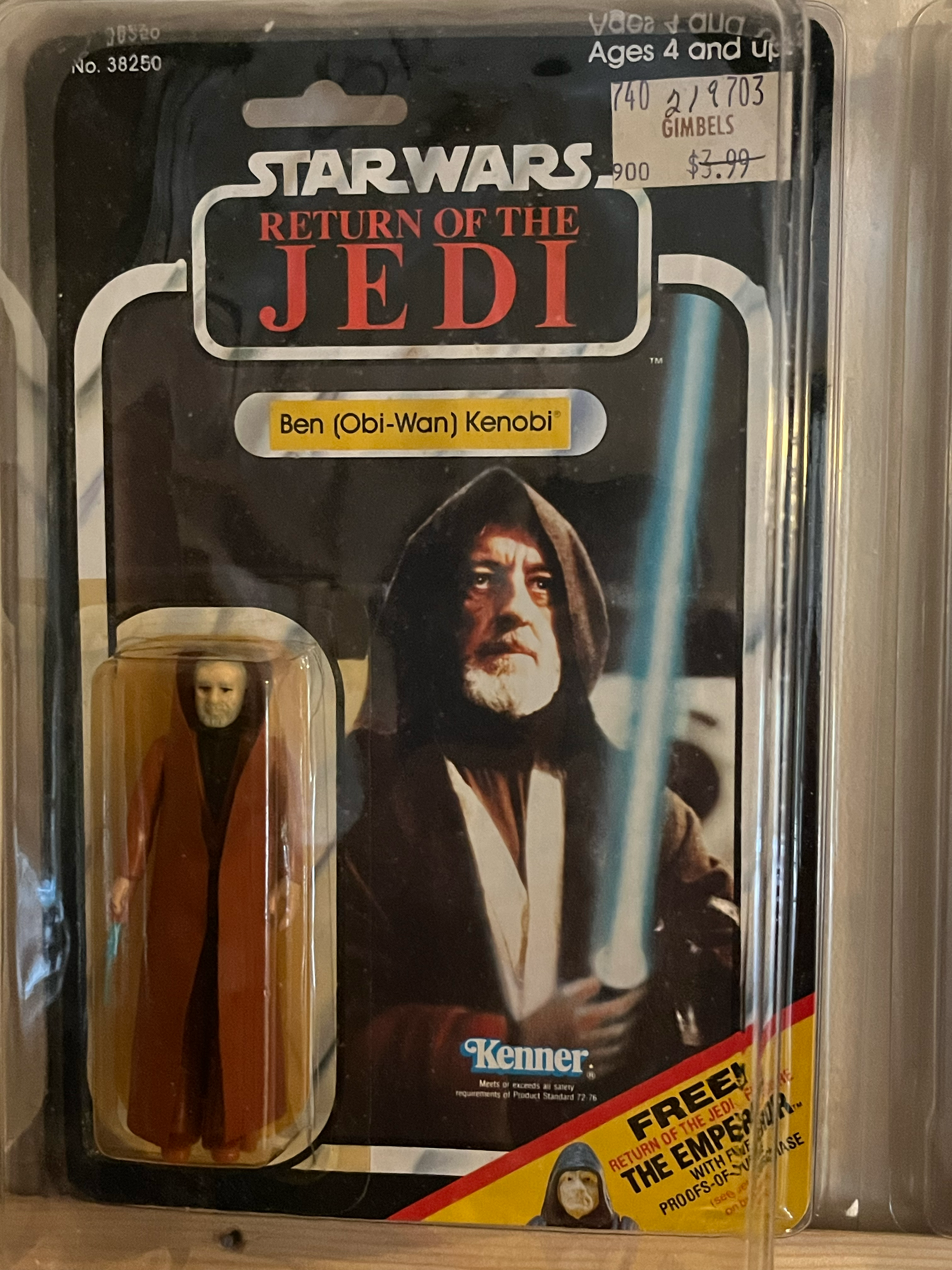 A blister pack of Star Wars The Mandalorian branded USB flash drives, featuring an image of the Mandalorian character with a child in the background, and a yellow sticker indicating the product is return of the year, with a small figure of the Mandal