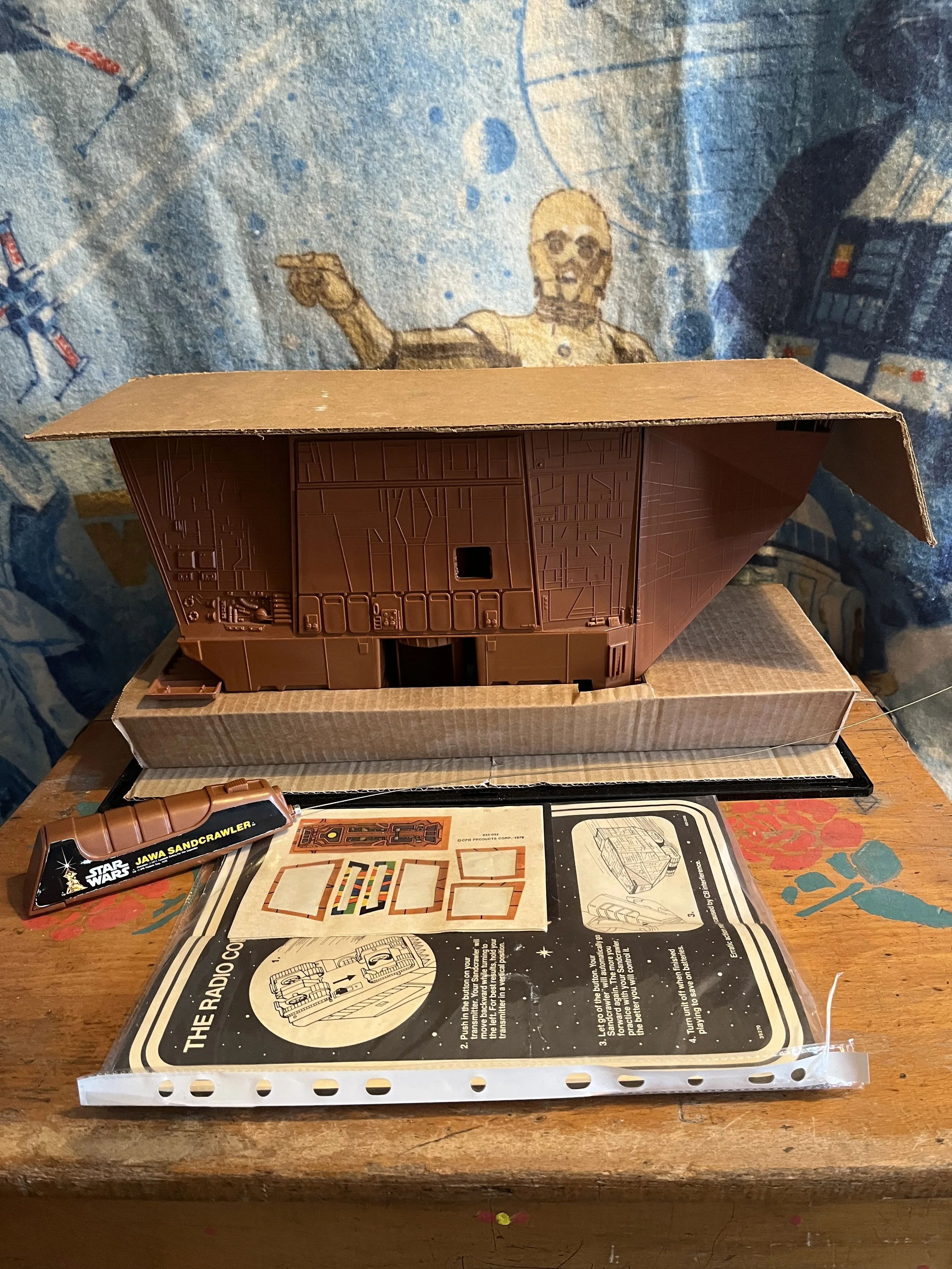 The contents of the vintage kenner radio controlled Jawa sandcrawler 