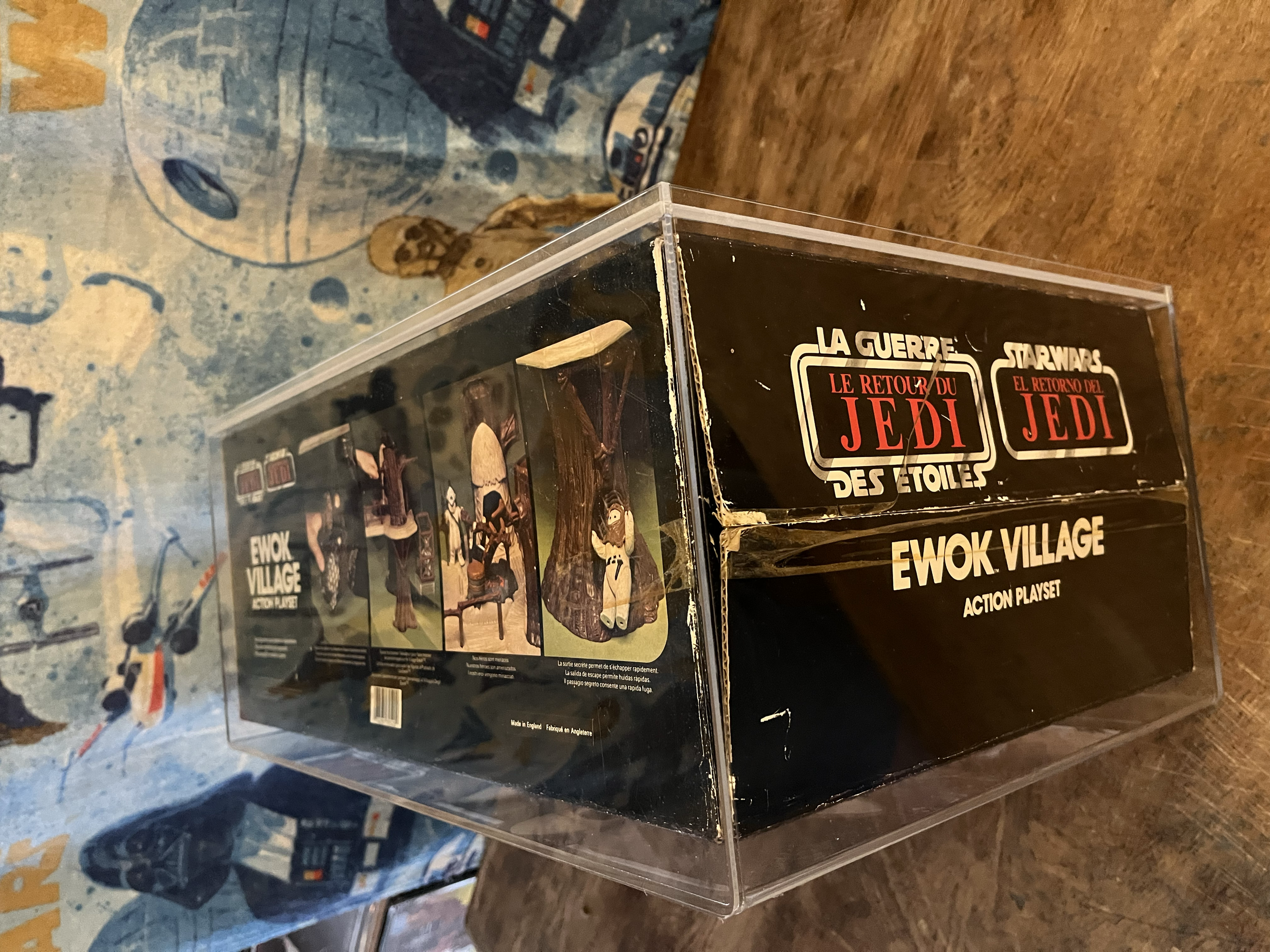 Close-up of a collectible Star Wars action figure set titled "Le Retour du Jedi" housed in a plastic display case. Part of the "Ewok Village" series, featuring action figures and accessories related to the Star Wars franchise.