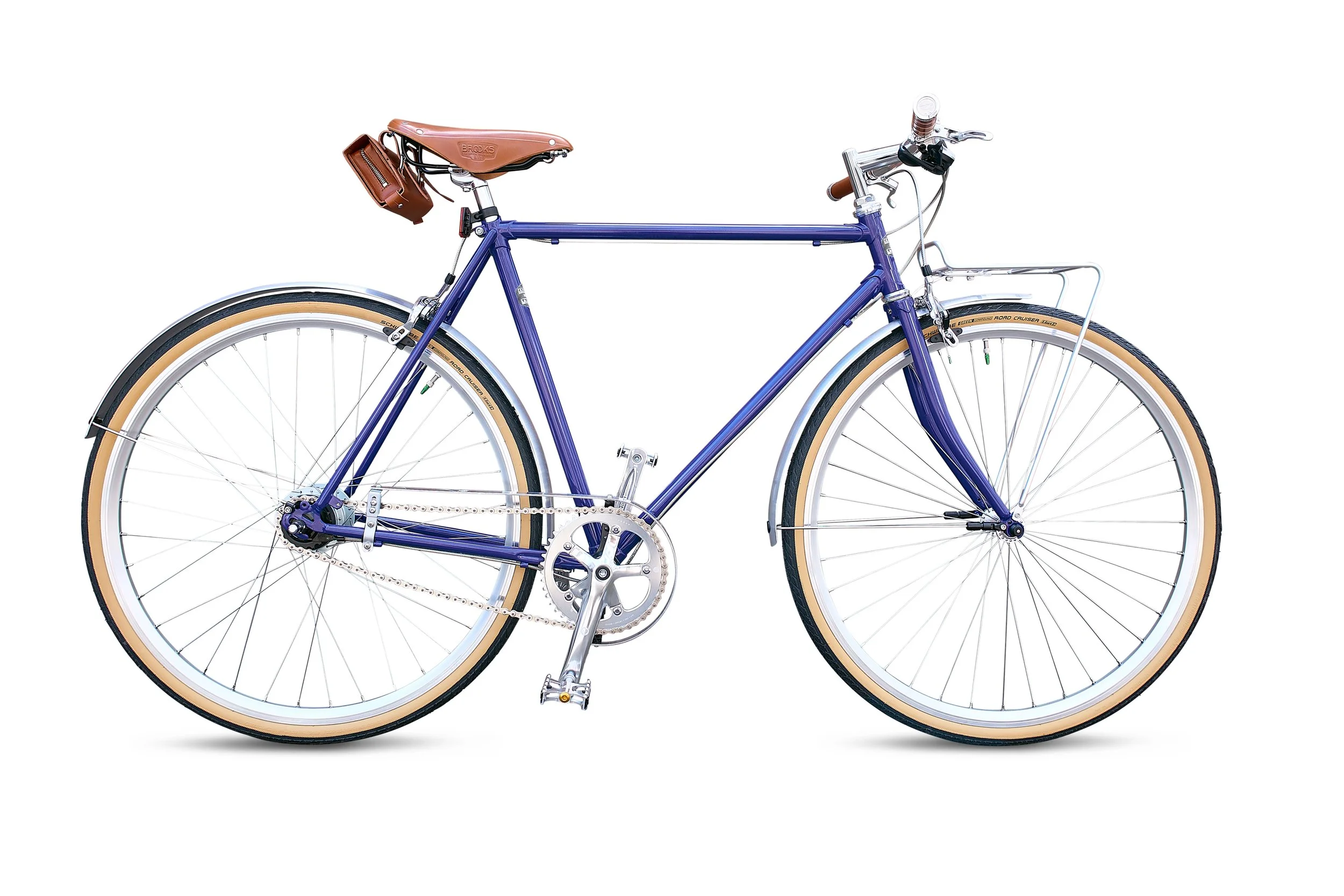 Ein blaues Fahrrad mit braunem Sattel und Reifen vor weißem Hintergrund.
